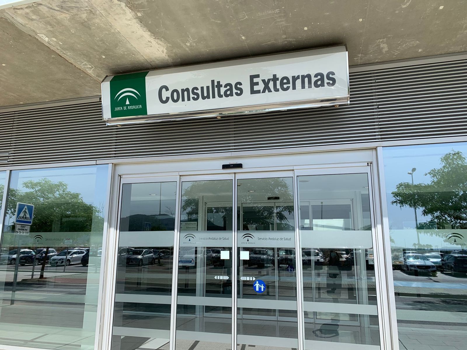 La entrada a las consultas externas del Hospital de Cártama.