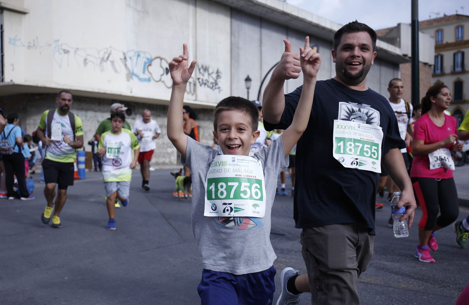 Padre e hijo sonríen ante la cámara en la edición del pasado año.