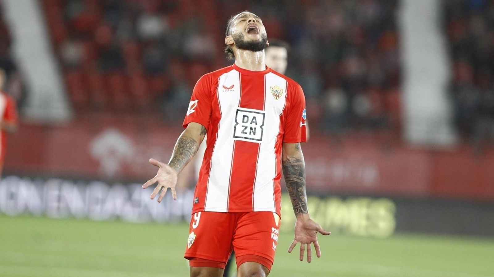 Luis Suárez se lamenta de una ocasión fallada este curso.