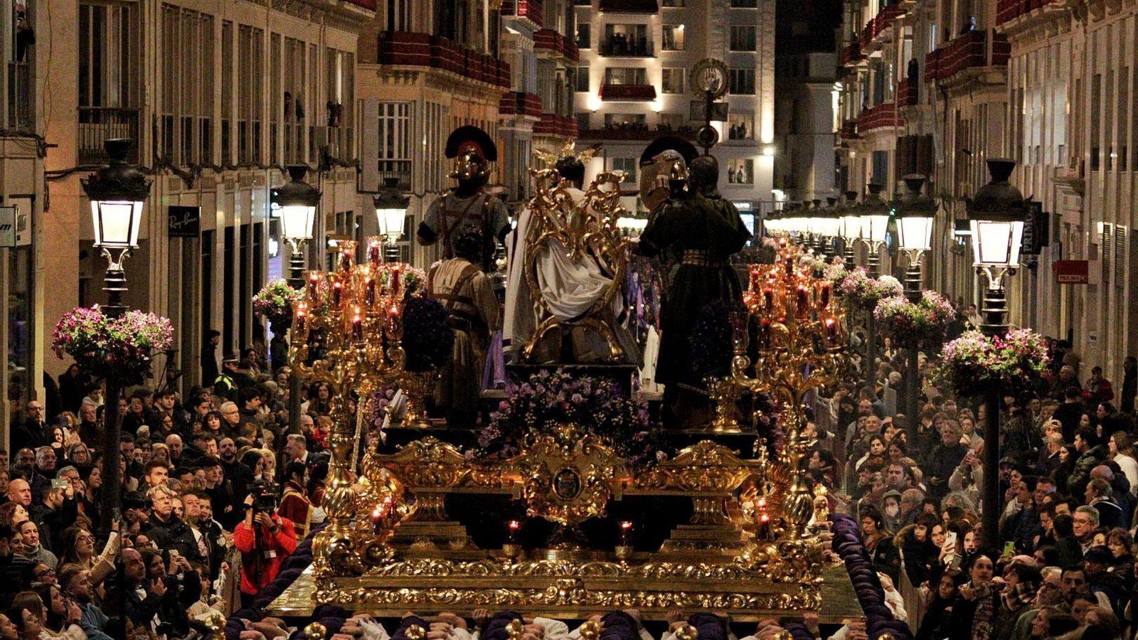 El Señor de la Sentencia a su paso por calle Larios.