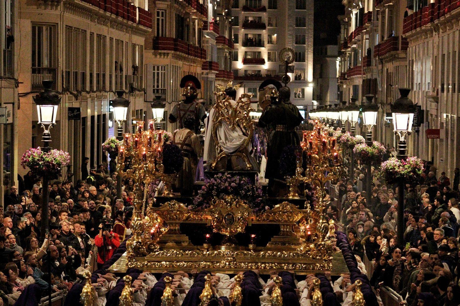El Señor de la Sentencia a su paso por calle Larios.