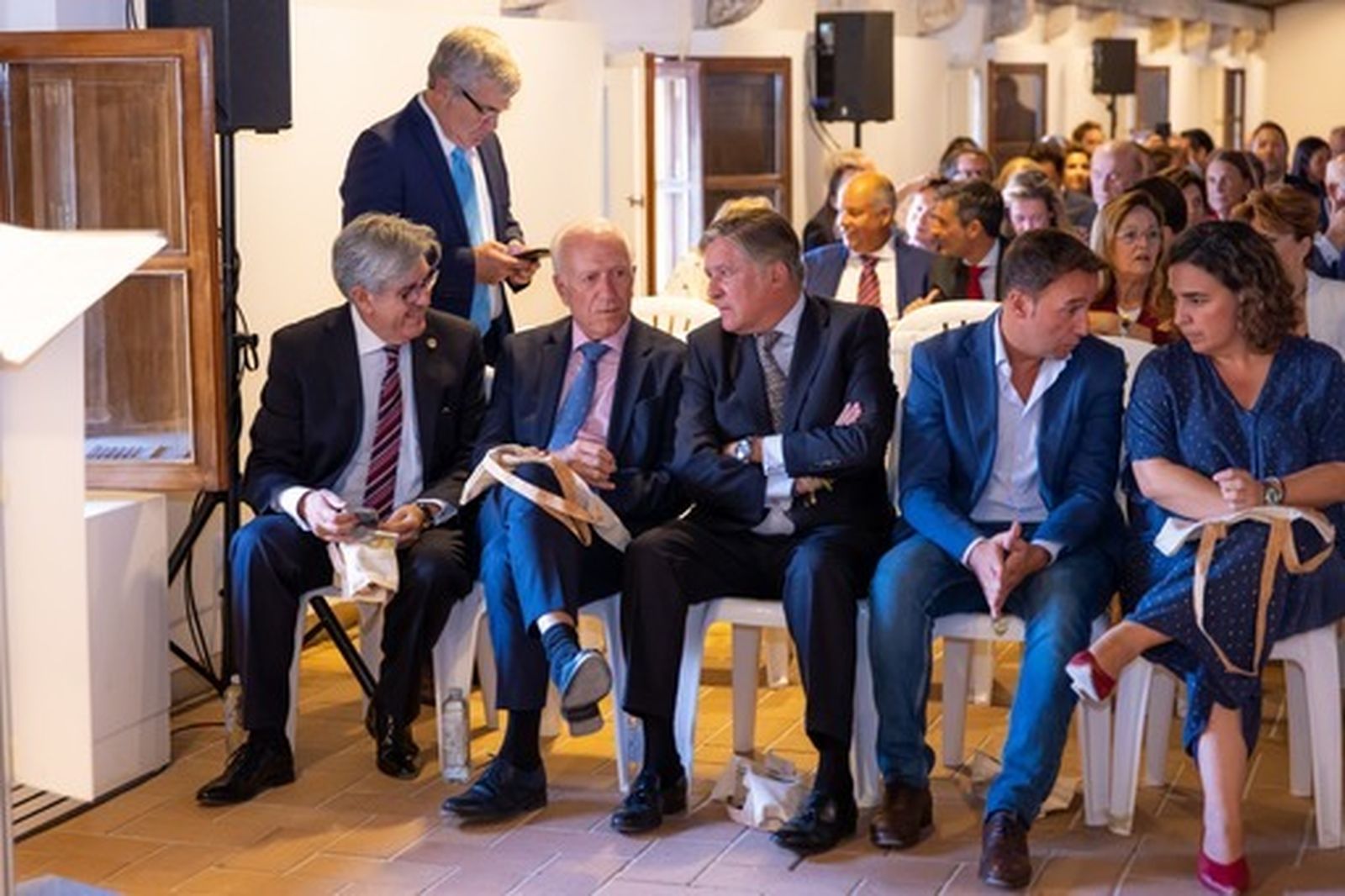 De derecha a izquierda: Carmen Sánchez Barrera, José Manuel Cossi, Manuel Estrella,  Agustin Azparren, José Adolfo Baturone.