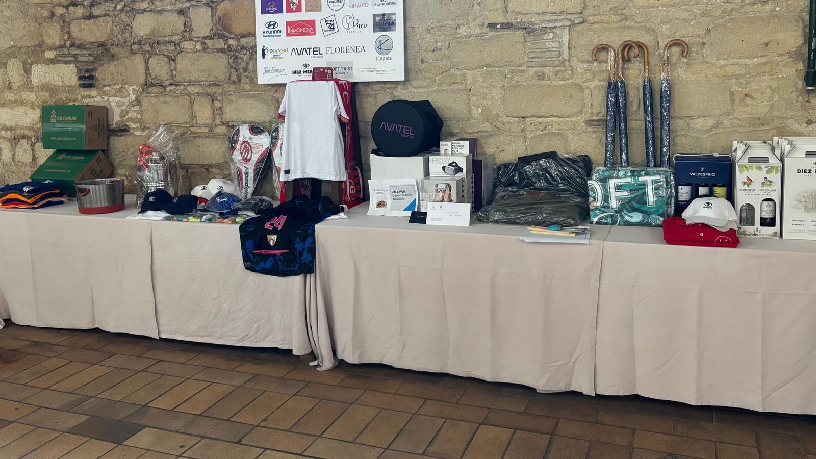 Regalos del sorteo benéfico llevado a cabo por la peña.