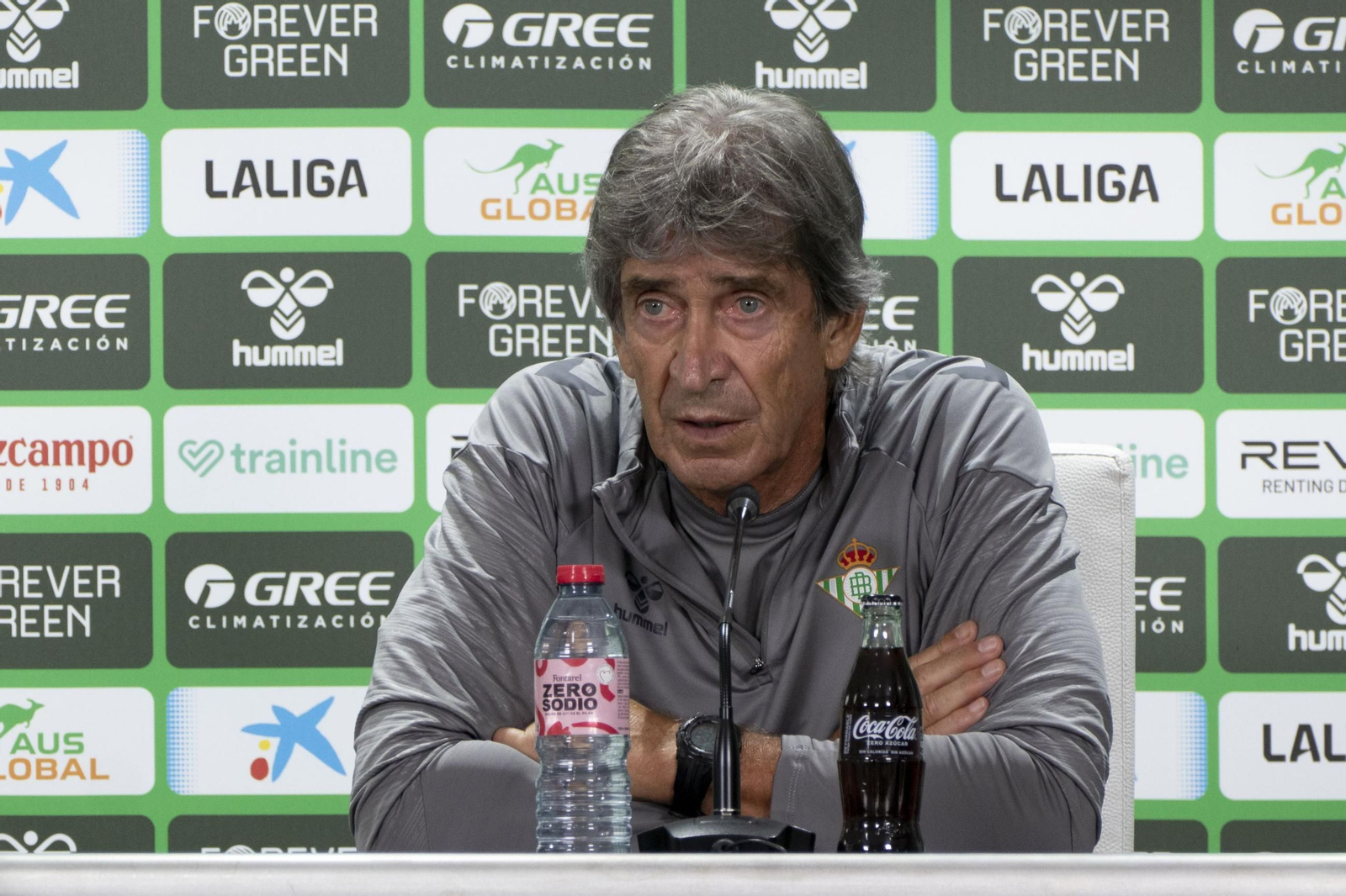 Manuel Pellegrin atiende a los medios de comunicación en la previa.