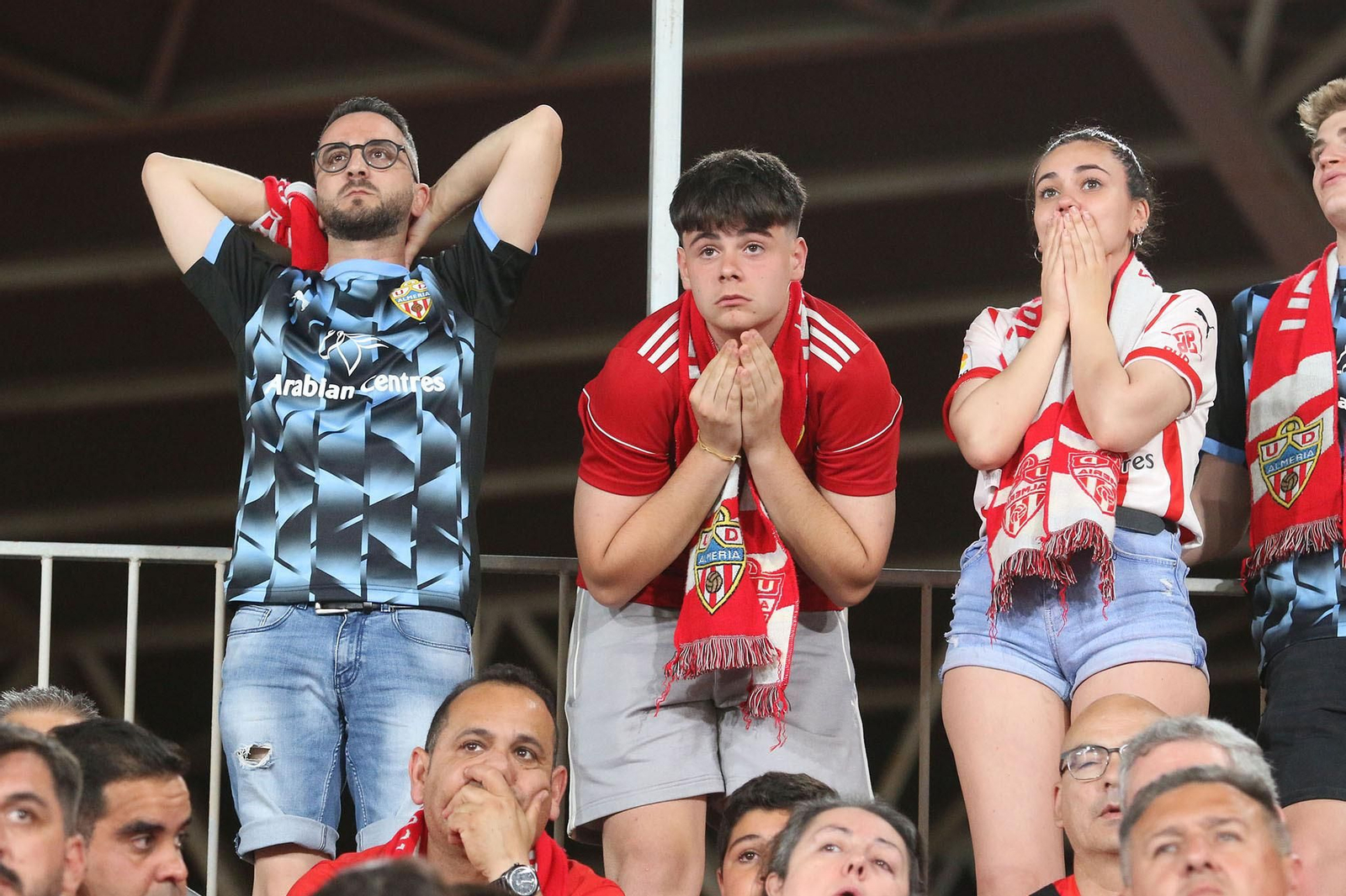 Las imágenes de la decepción de los aficionados del Almería