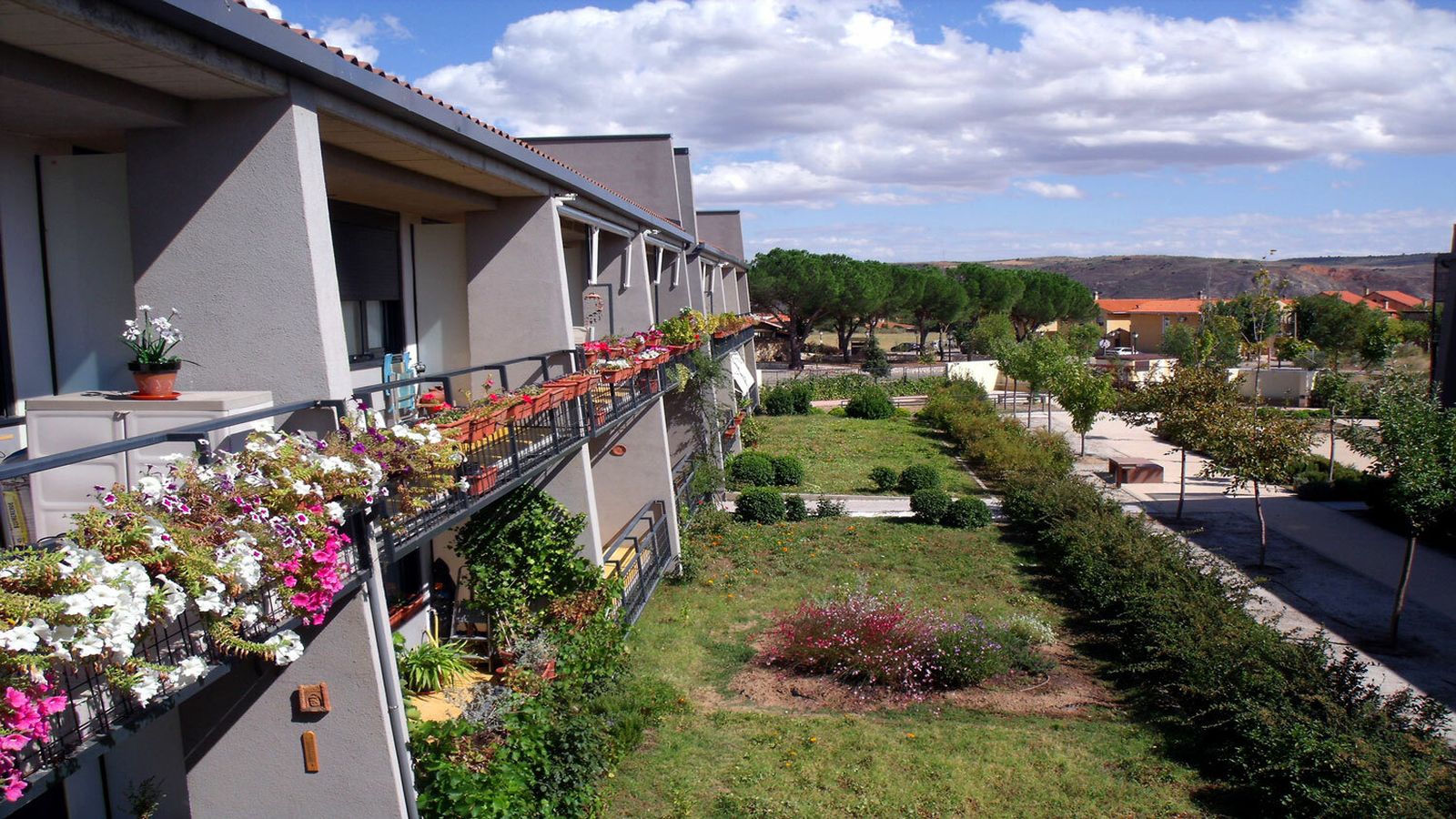 Viviendas y exteriores de las viviendas colaborativas para mayores Trabensol, en Torremocha del Jarama.