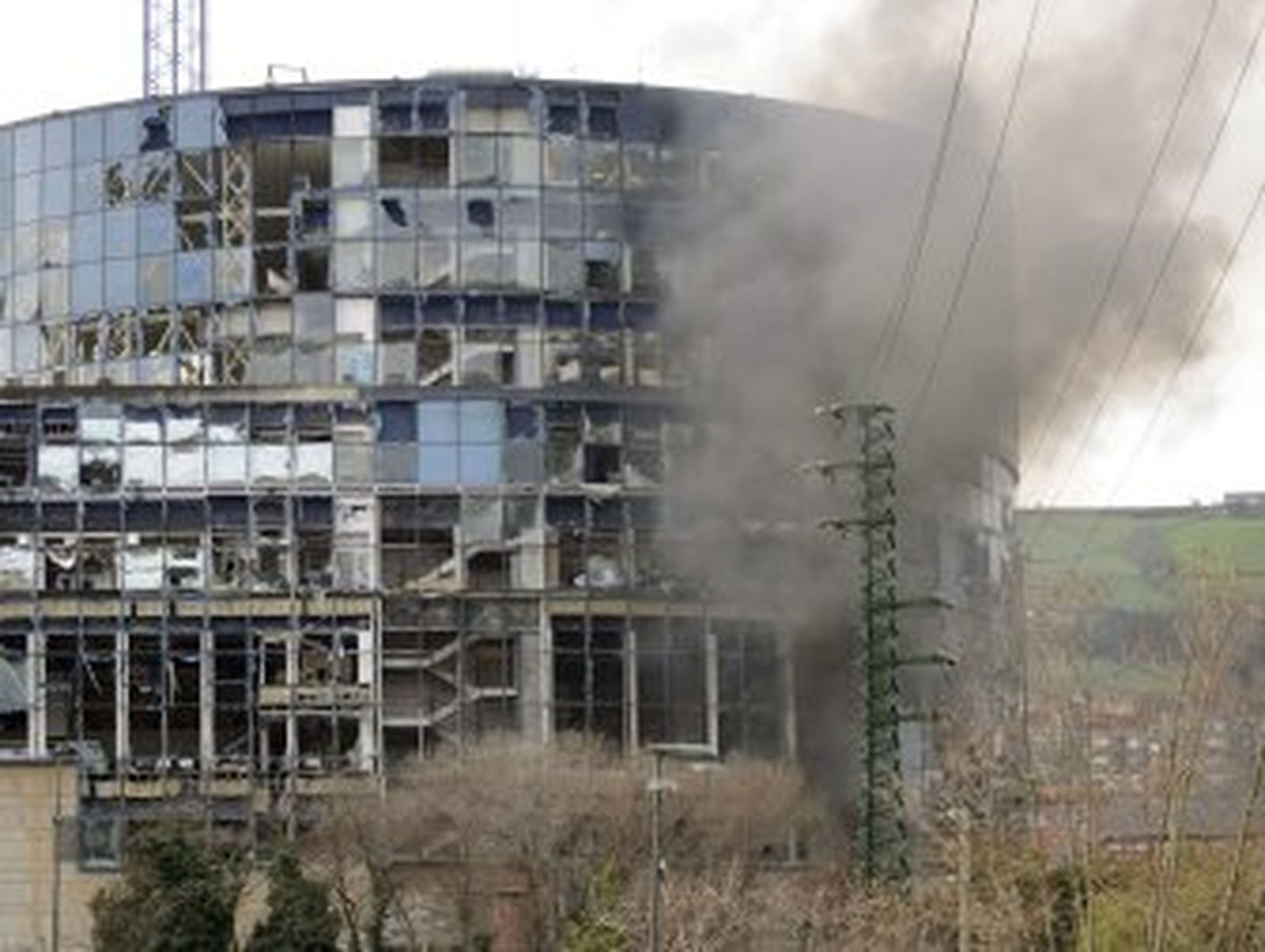 Estalla un coche bomba de ETA junto a la sede central de EiTB en Bilbao