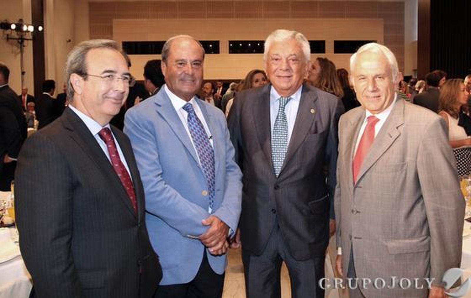 Juan Carlos Fernández; Antonio Ponce, presidente del Consejo de Cámaras de Andalucía; Francisco Herrero, presidente de la Cámara de Sevilla; y Antonio Pascual, presidente de la Fundación Sevillana-Endesa.

Foto: Belén Vargas / Juan Carlos Vázquez
