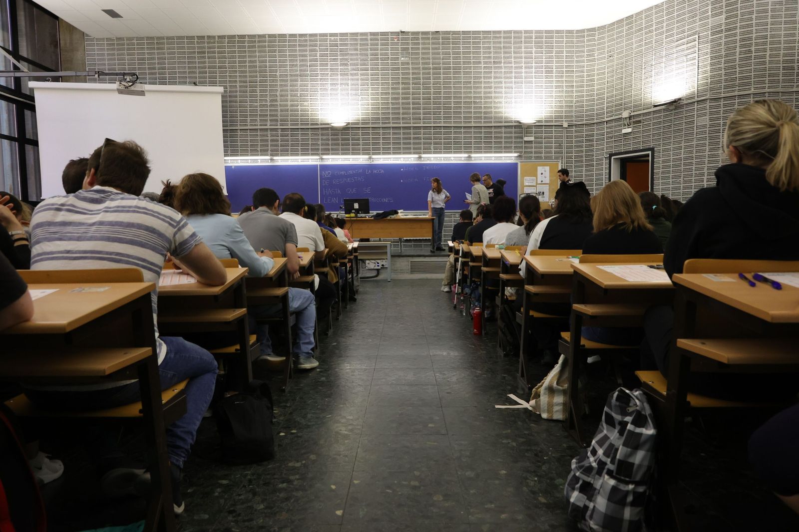 Algo más de 7.000 aspirantes se presentan en Granada a las plazas para la Administración General del Estado