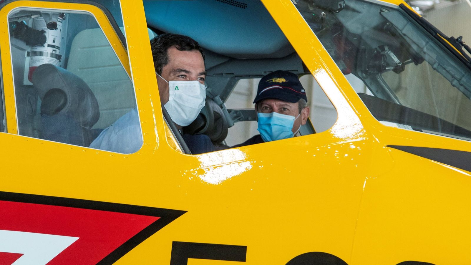 Juanma Moreno en la cabina de un C295