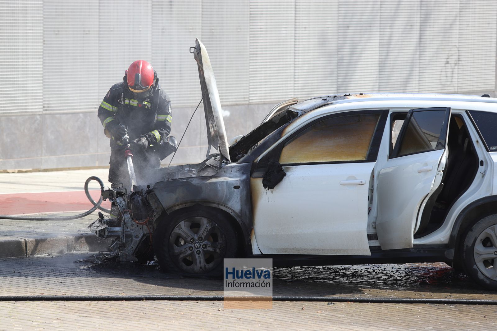 Arde un vehículo en la calle Honduras, junto a las instalaciones deportivas del Saladillo