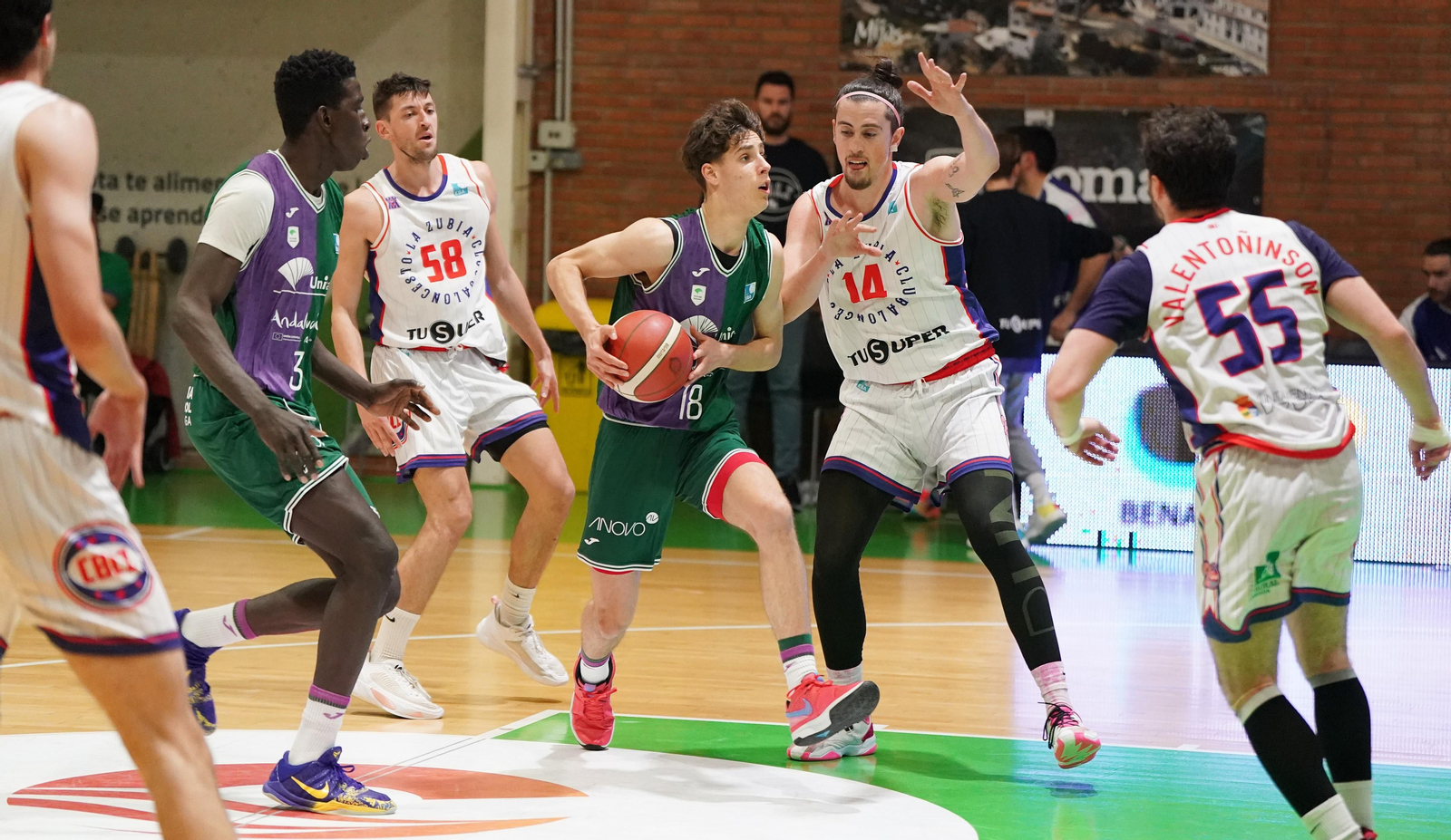 El Unicaja derrota en la prórroga a La Zubia (87-83) en Liga EBA