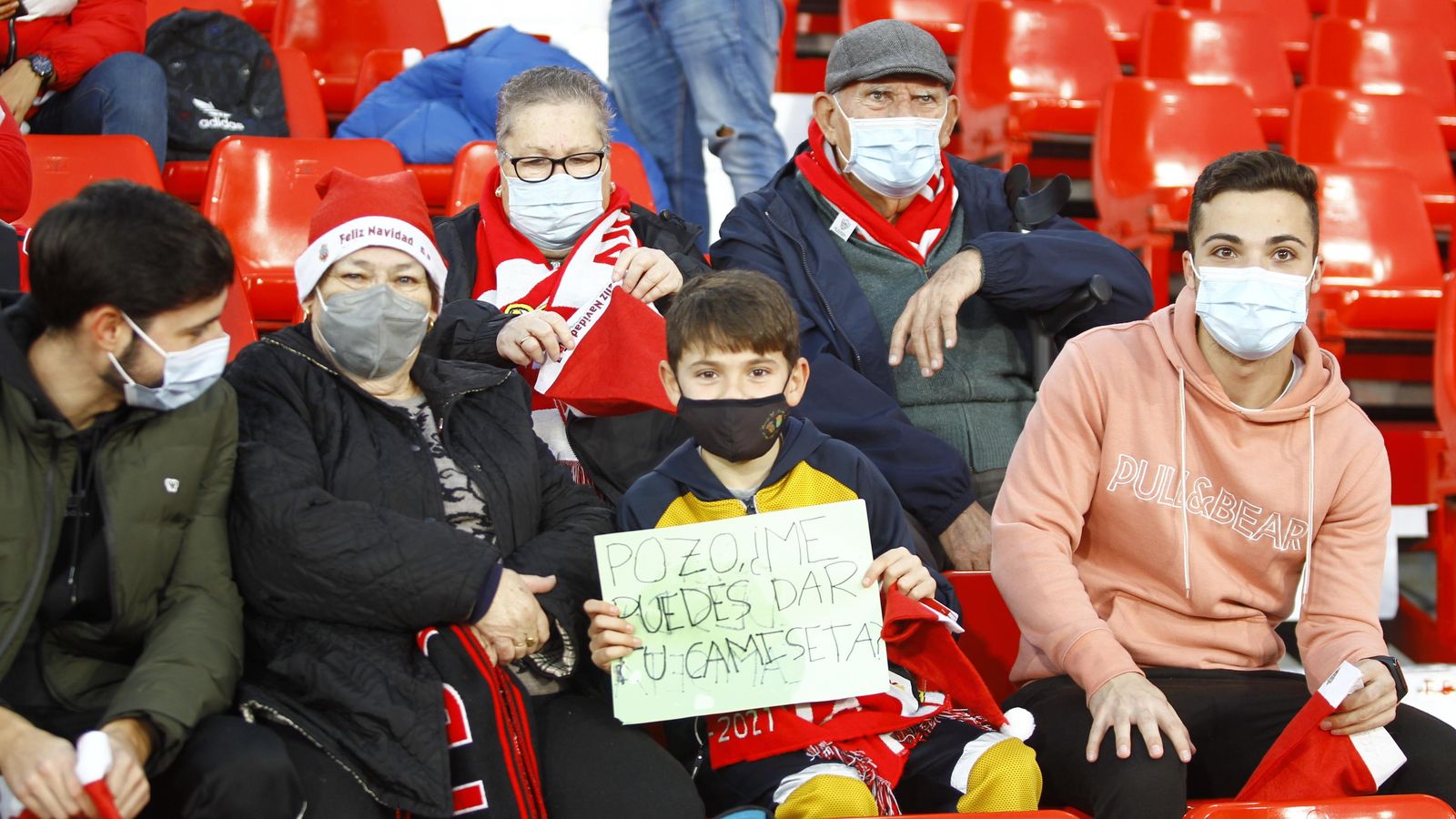 La afición está encantada con su equipo. Pozo, no lo dudes, dale tu camiseta que se lo merece por Reyes.