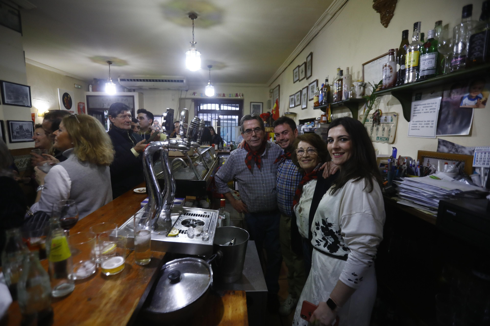 Fotografías: La despedida de La Pilarica, el mítico bar de Ciudad Jardín que cierra tras 77 años de historia