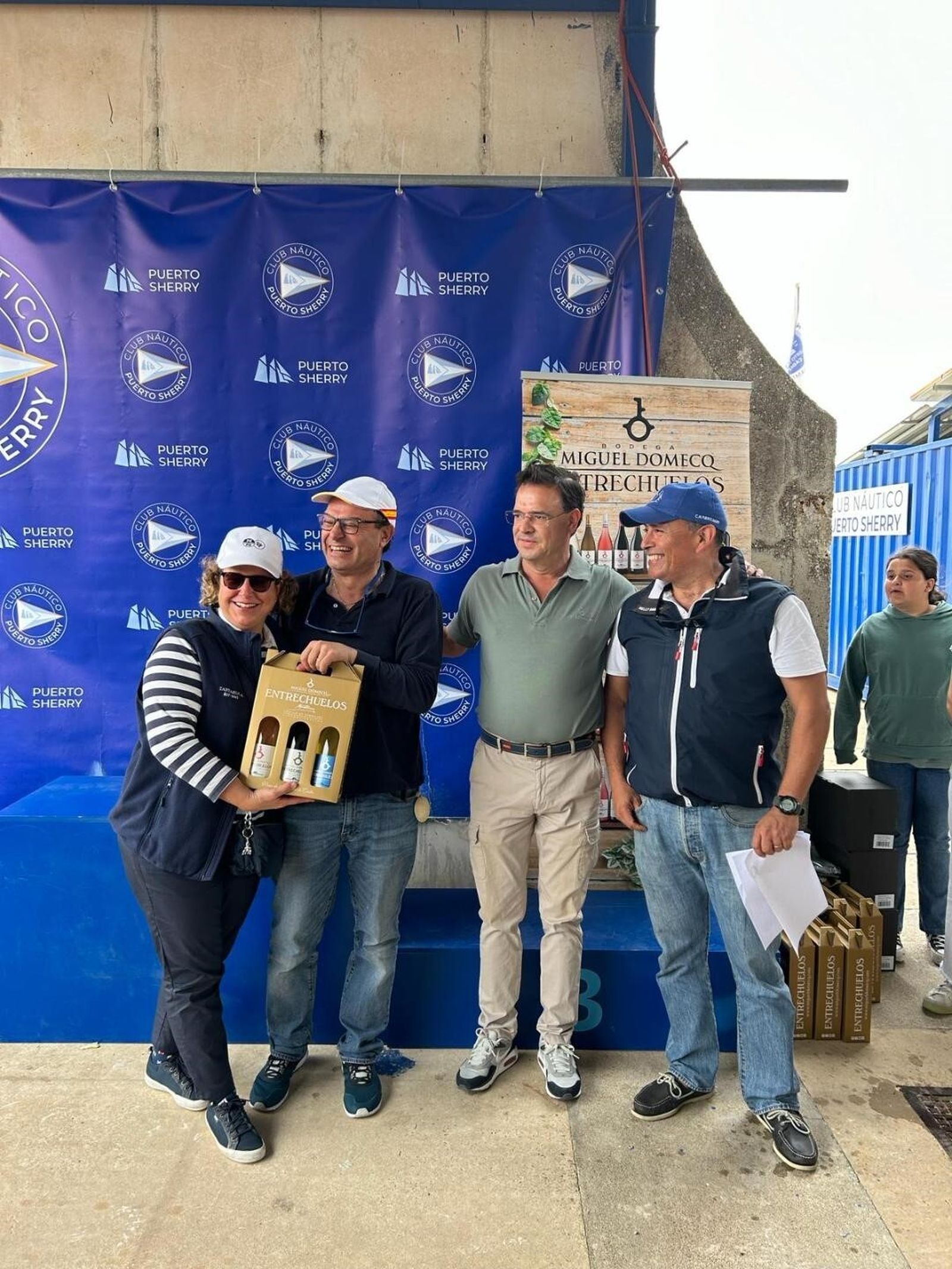 Ganador de la  Clase Promoción, el ‘Tartaruga’, del C.N. Puerto Sherry;  Carlota Soler y Luis de Terry, con José García-Delgado y  Daniel Martínez Becerra.