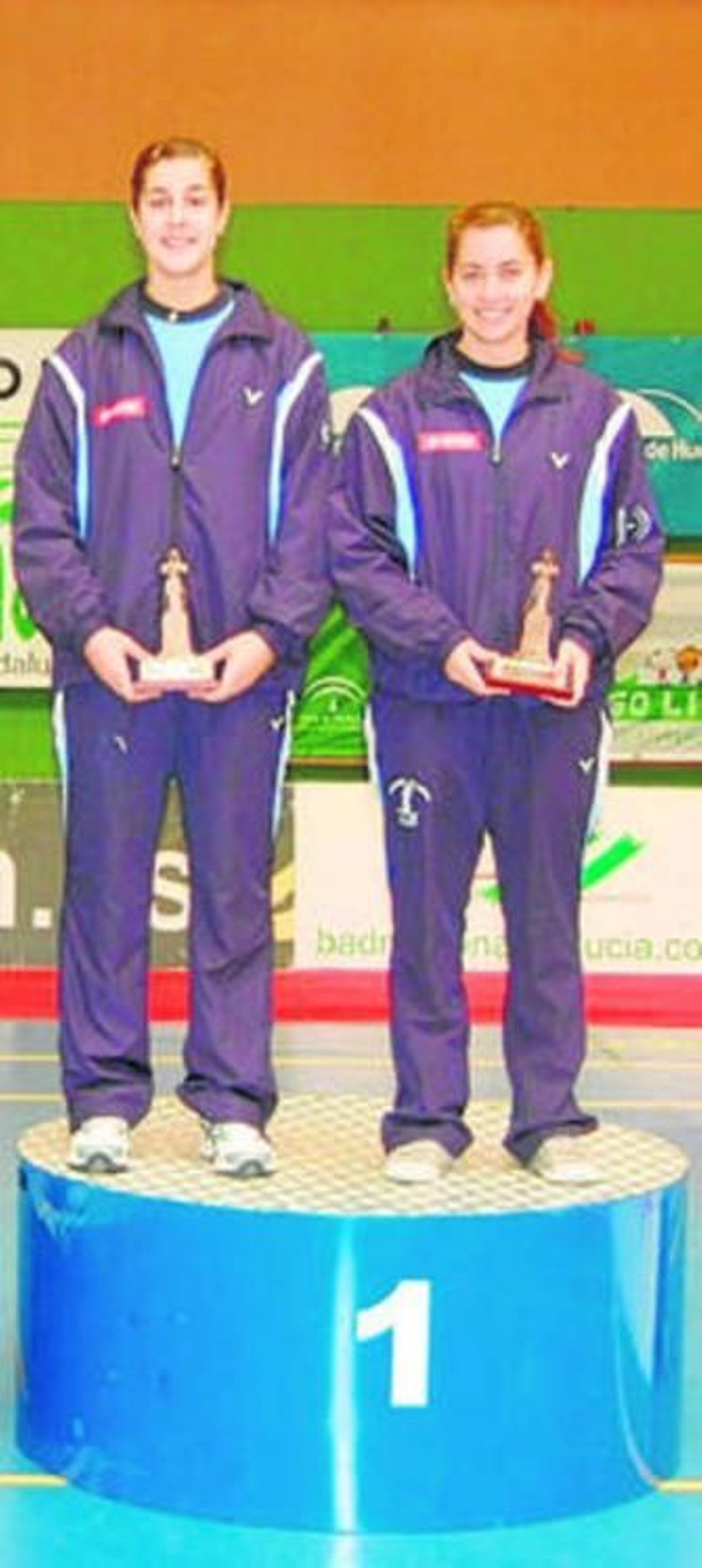 Carolina Marín (i) y Ana Mª Martín, en el podio por un título anterior.