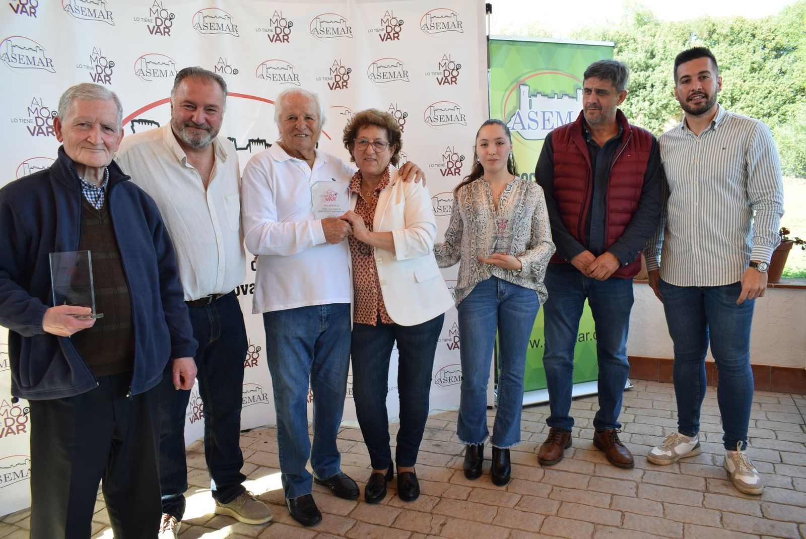 El Cordobés, premiado en Almodóvar del Río por 'toda una vida de esfuerzo', en imágenes