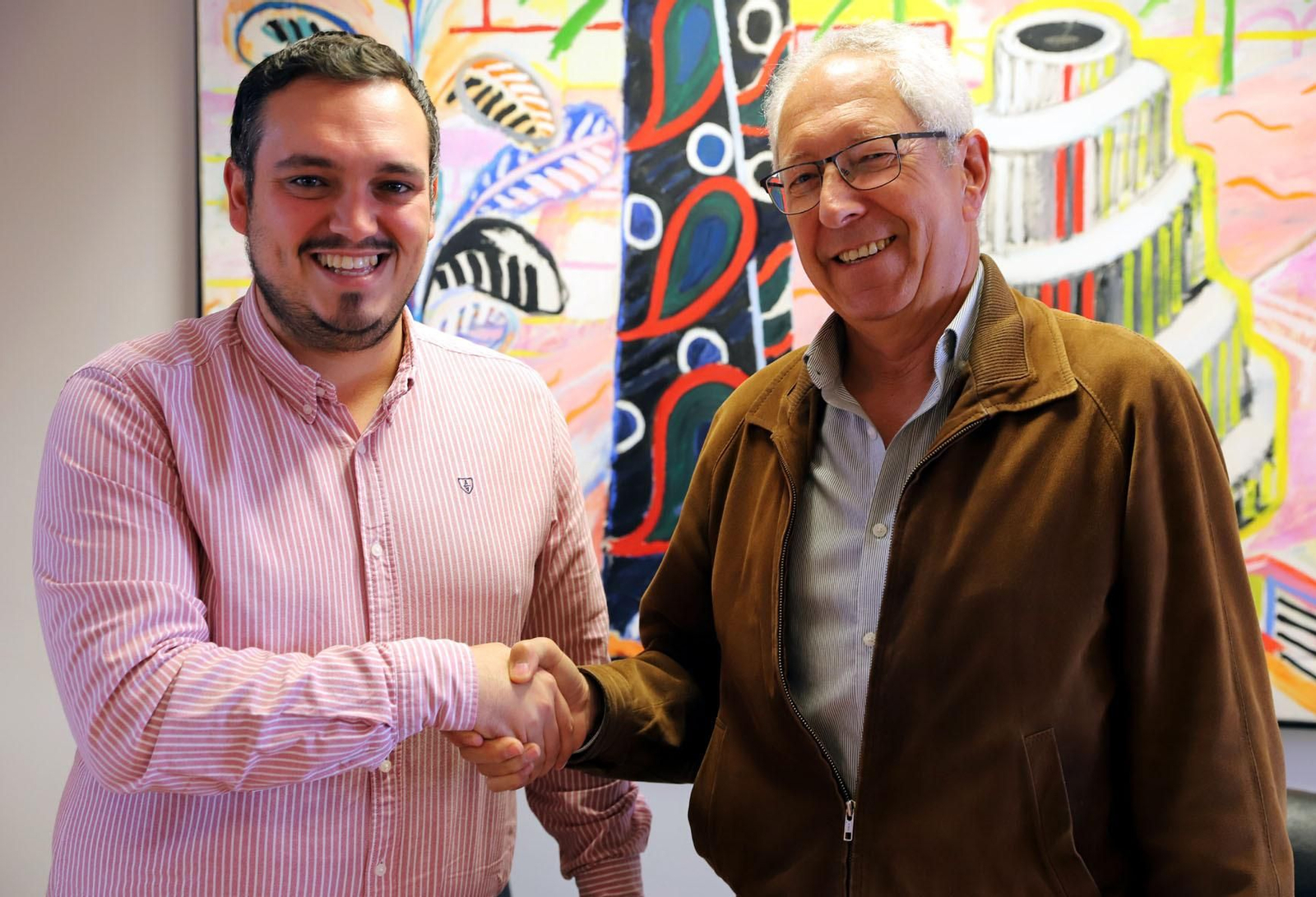 Jesús Alba, delegado de Deportes, y Rafael Coca, presidente del Xerez DFC, tras la firma de renovación.