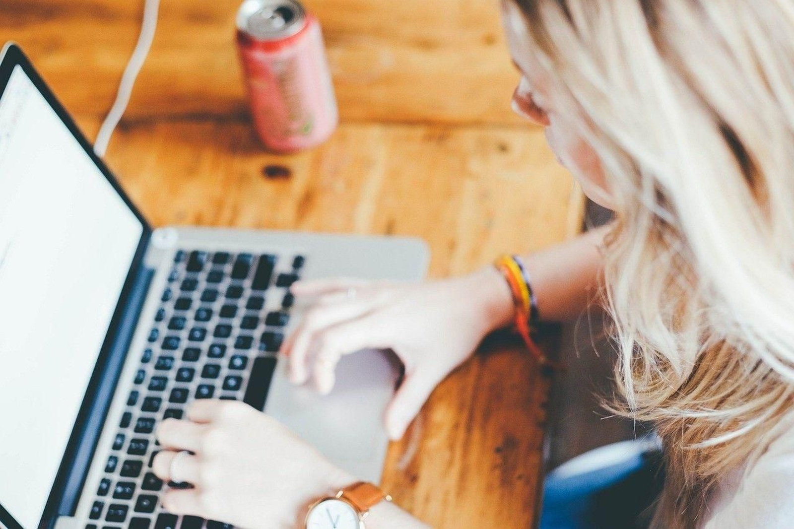 Una mujer ante un teclado