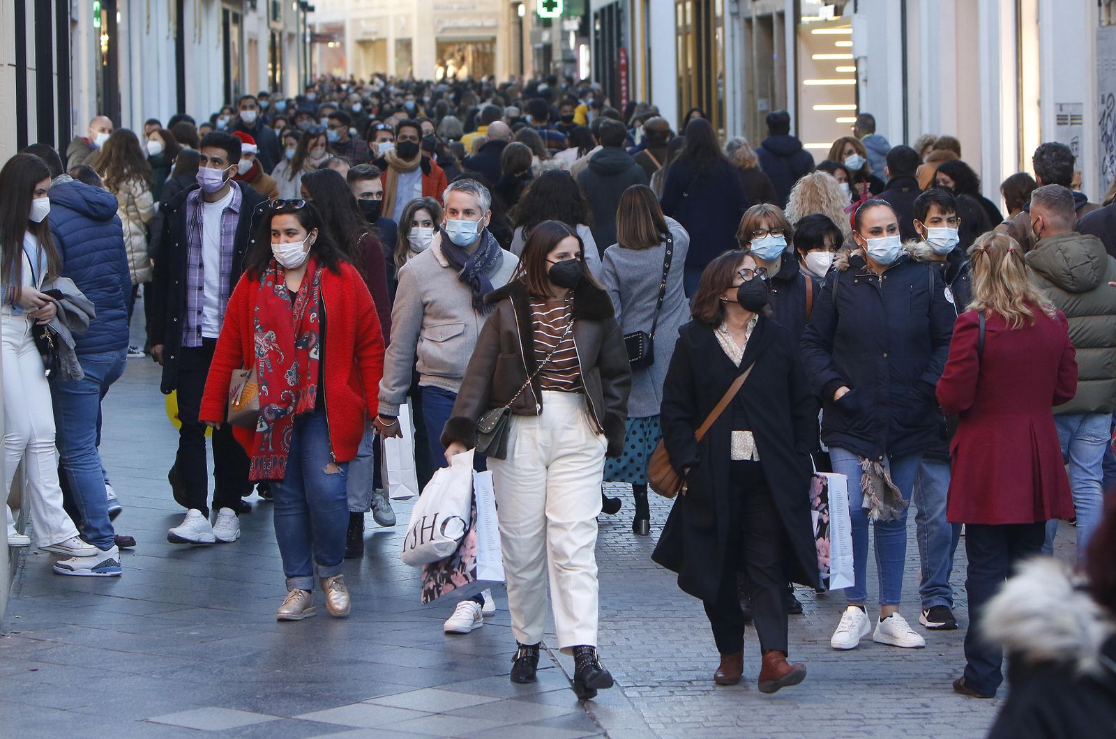 La calle Tetuán de Sevilla transitada por personas con mascarillas.