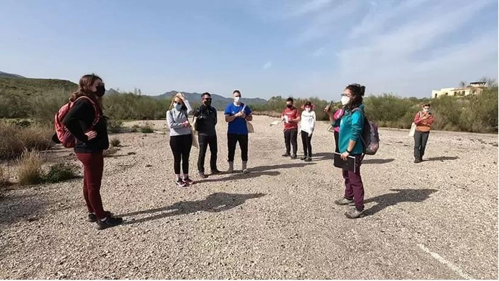 Voluntarios de SERBAL atentos a las explicaciones antes de iniciar el transecto