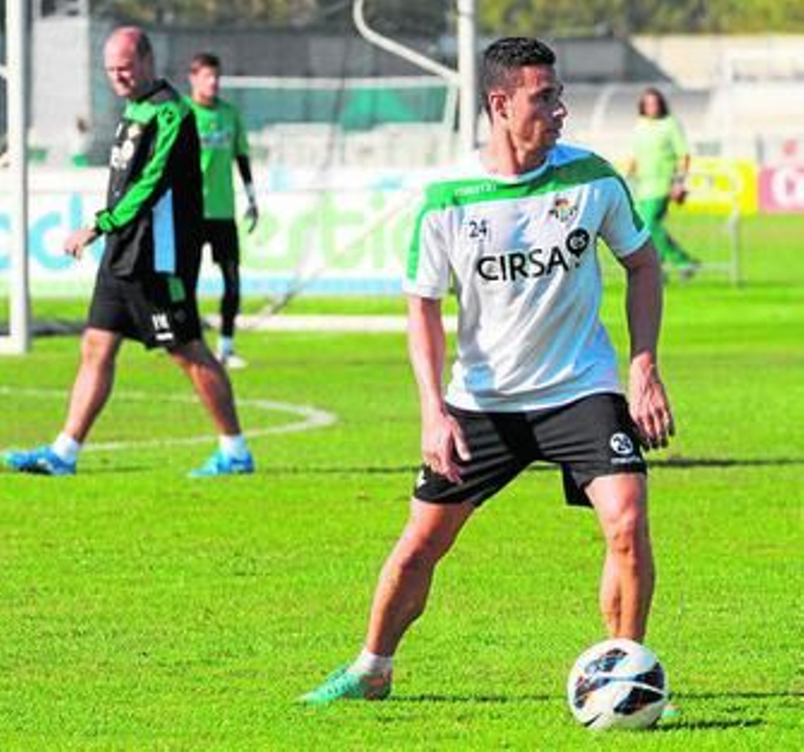 Rubén Castro, durante un ejercicio con balón en la ciudad deportiva.