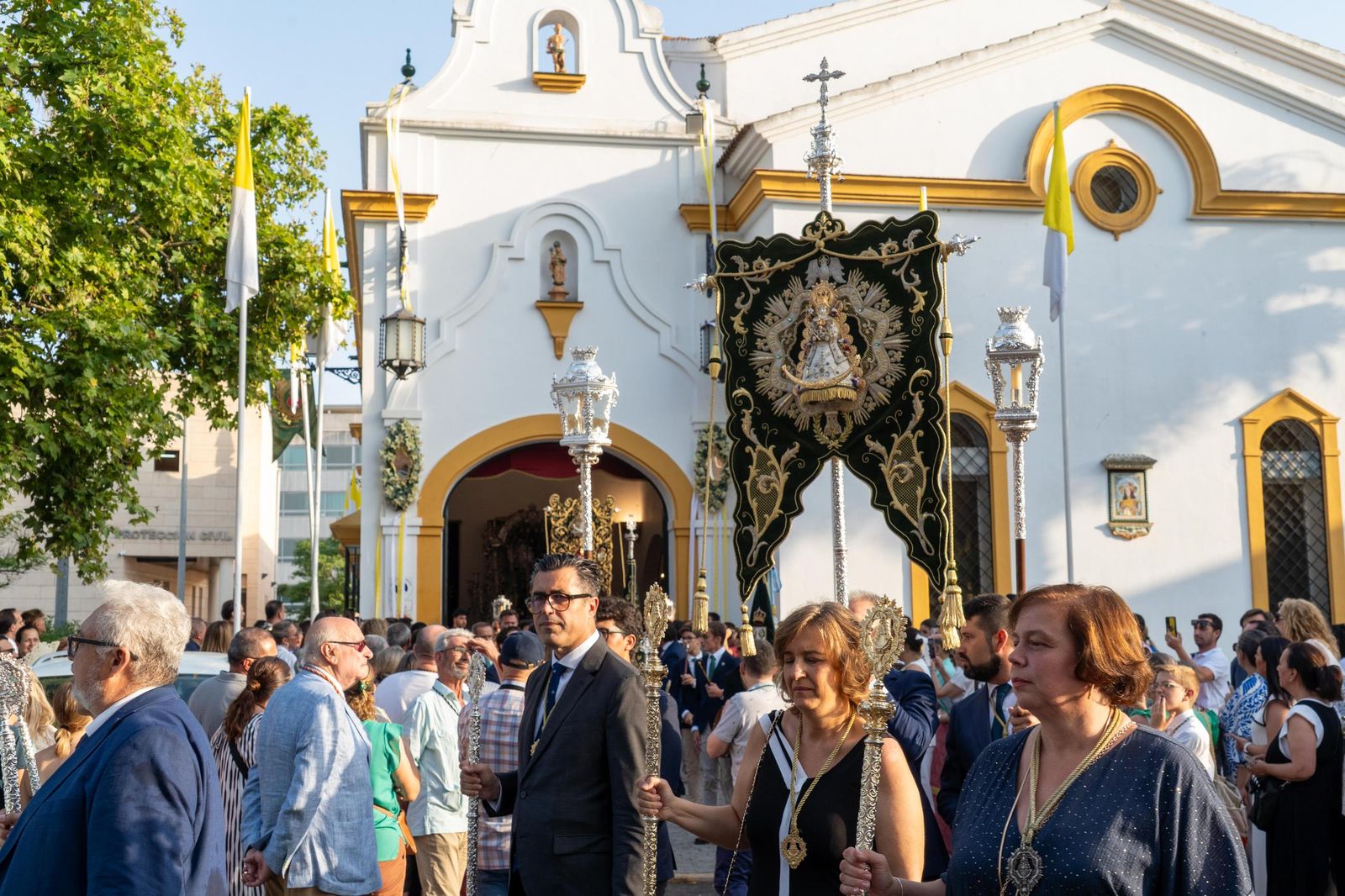 Imágenes del Rosario Jubilar rociero celebrado por las 25 hermandades filiales de la Matriz de Almonte en La Merced