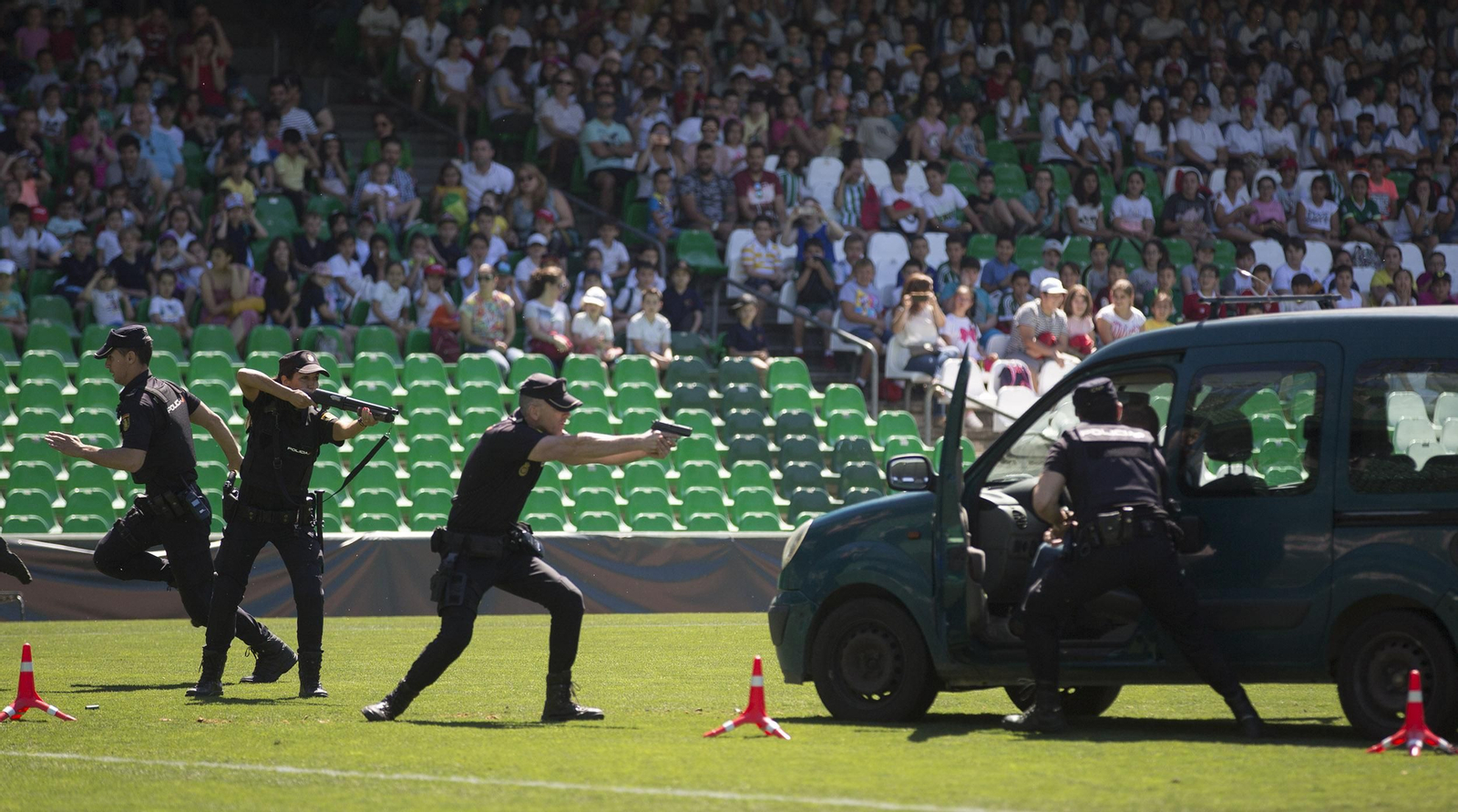 Exhibición de la Policía Nacional en el Estadio Benito Villamarín
