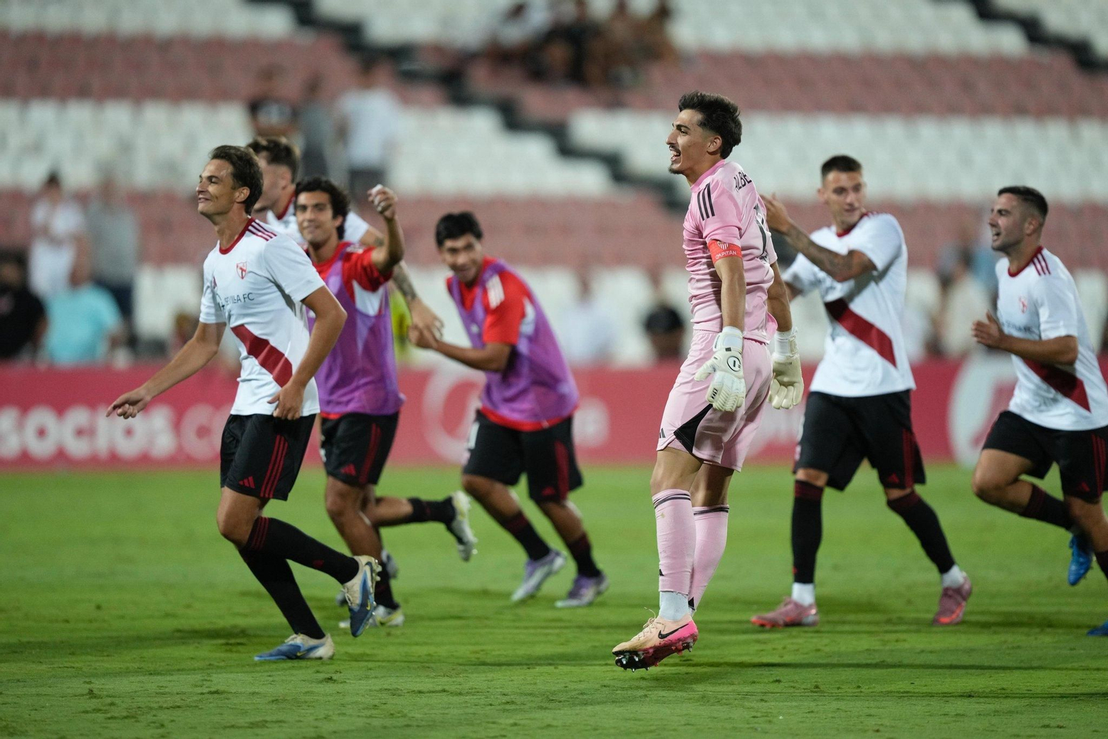 Los jugadores del Sevilla Atlético celebran la victoria en el derbi.