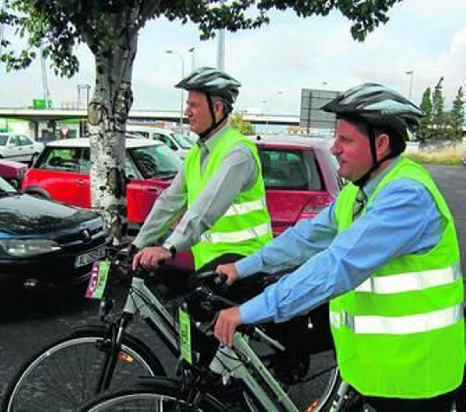 Julio Bernardo y Francisco Javier Aragón se animaron a probar las bicicletas eléctricas.