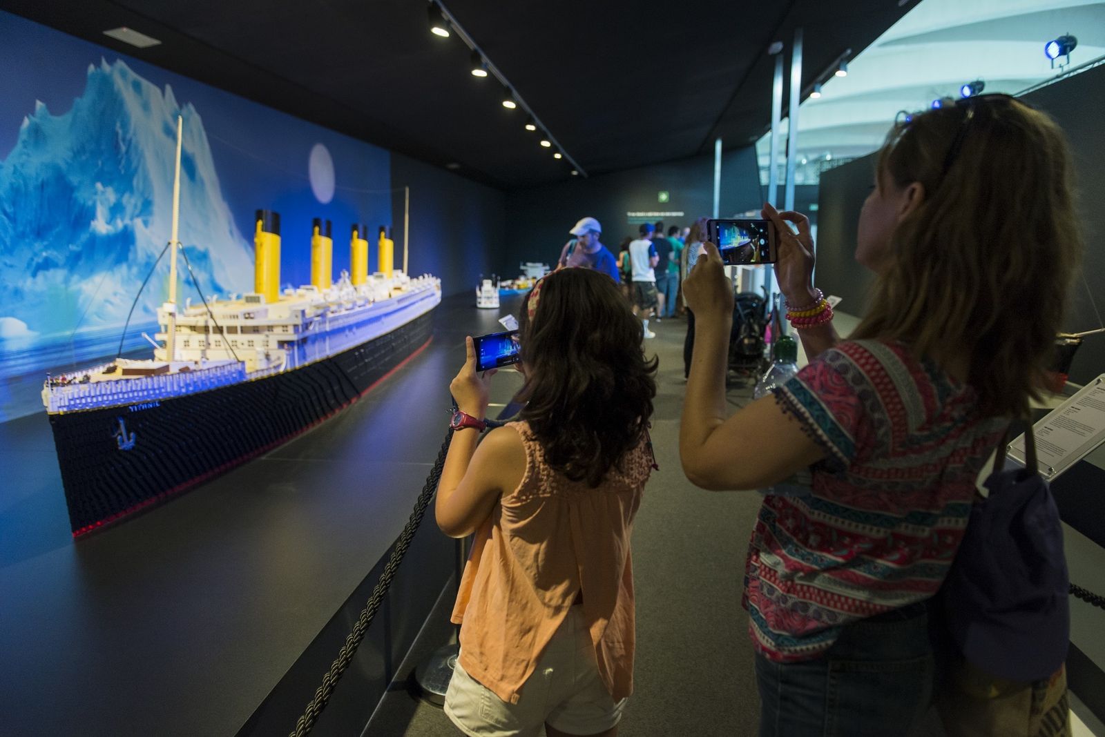 Este puente se inaugura la exposición de Lego en el Pabellón de la Navegación.