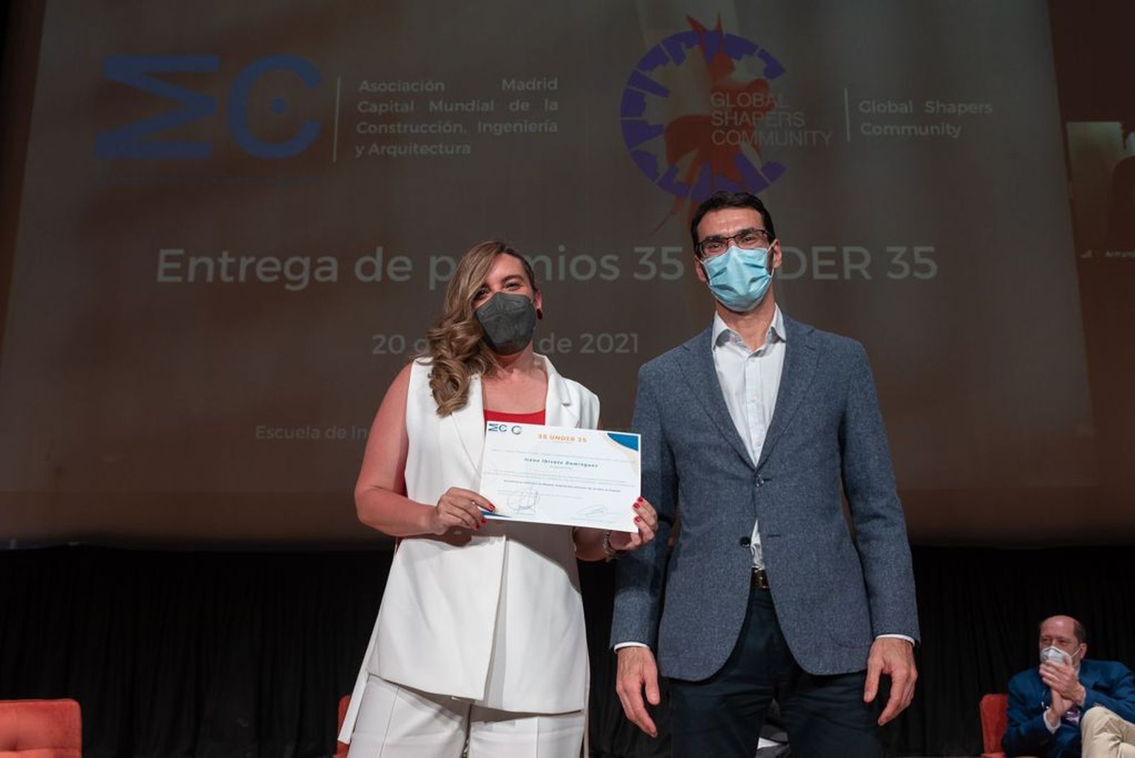 Irene Ibisate Domínguez tras recoger su distinción.