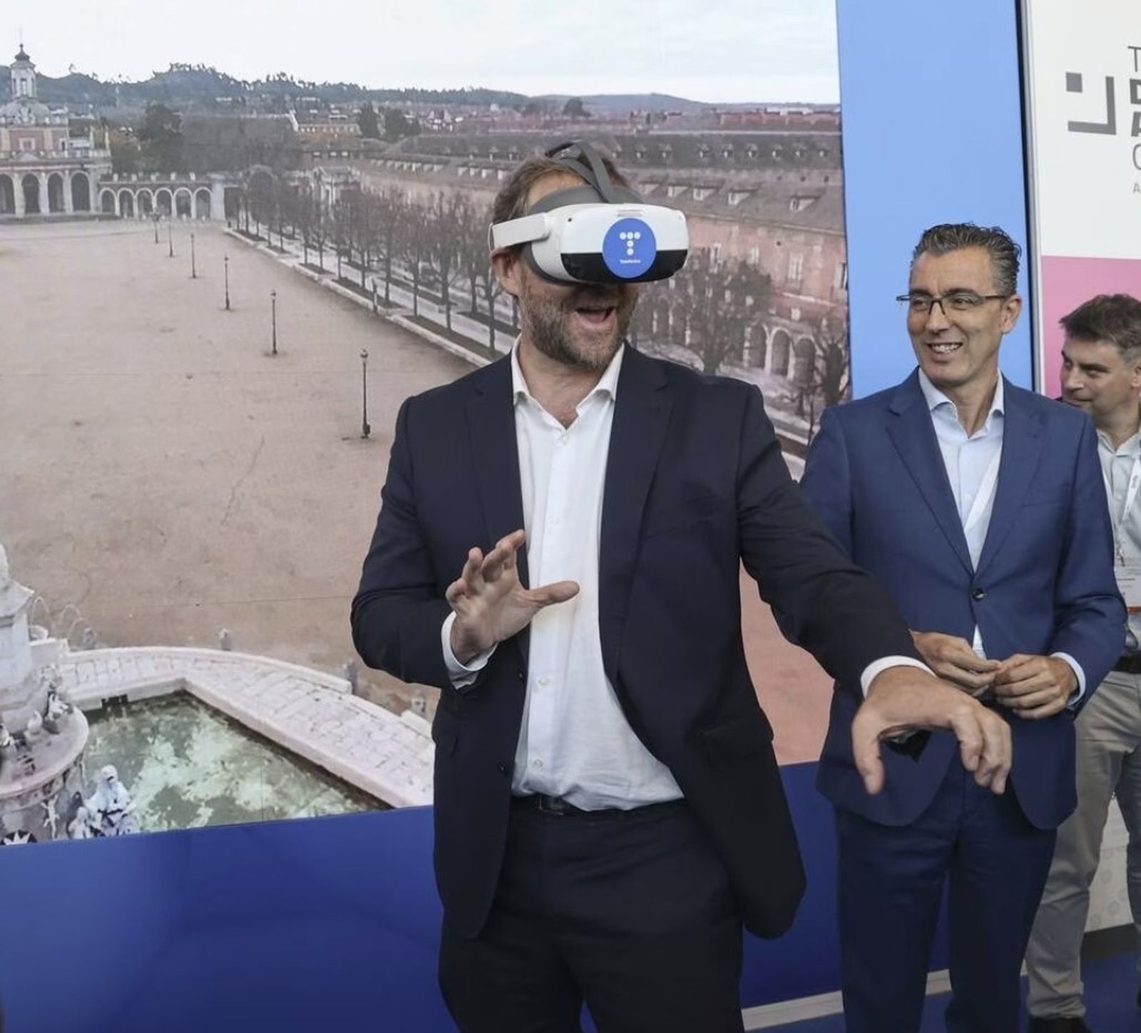 Una presentación en el stand de Telefónica en el TIS 2022.