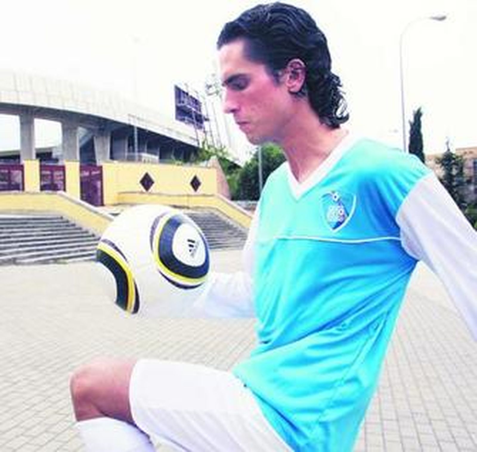 Carlos Herrera, dando toques al Jabulani, el balón que se utiliza en el Mundial de Sudáfrica.