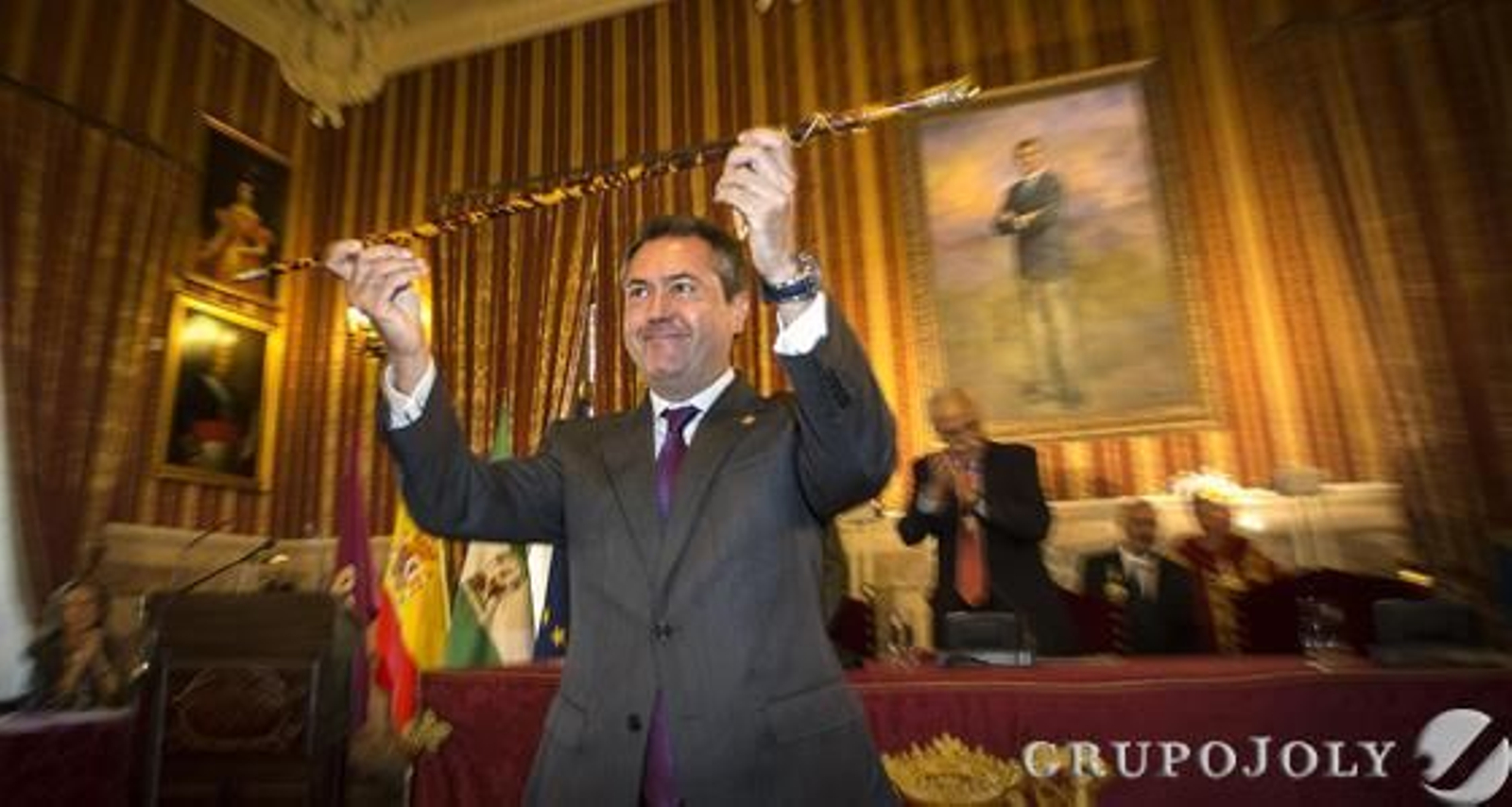 Juan Espadas con el bastón de mando.  Foto: Antonio Pizarro