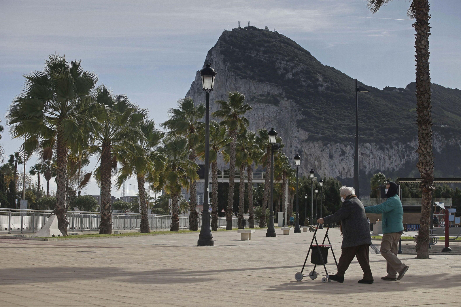 Vista del Peñón de Gibraltar desde La Línea.