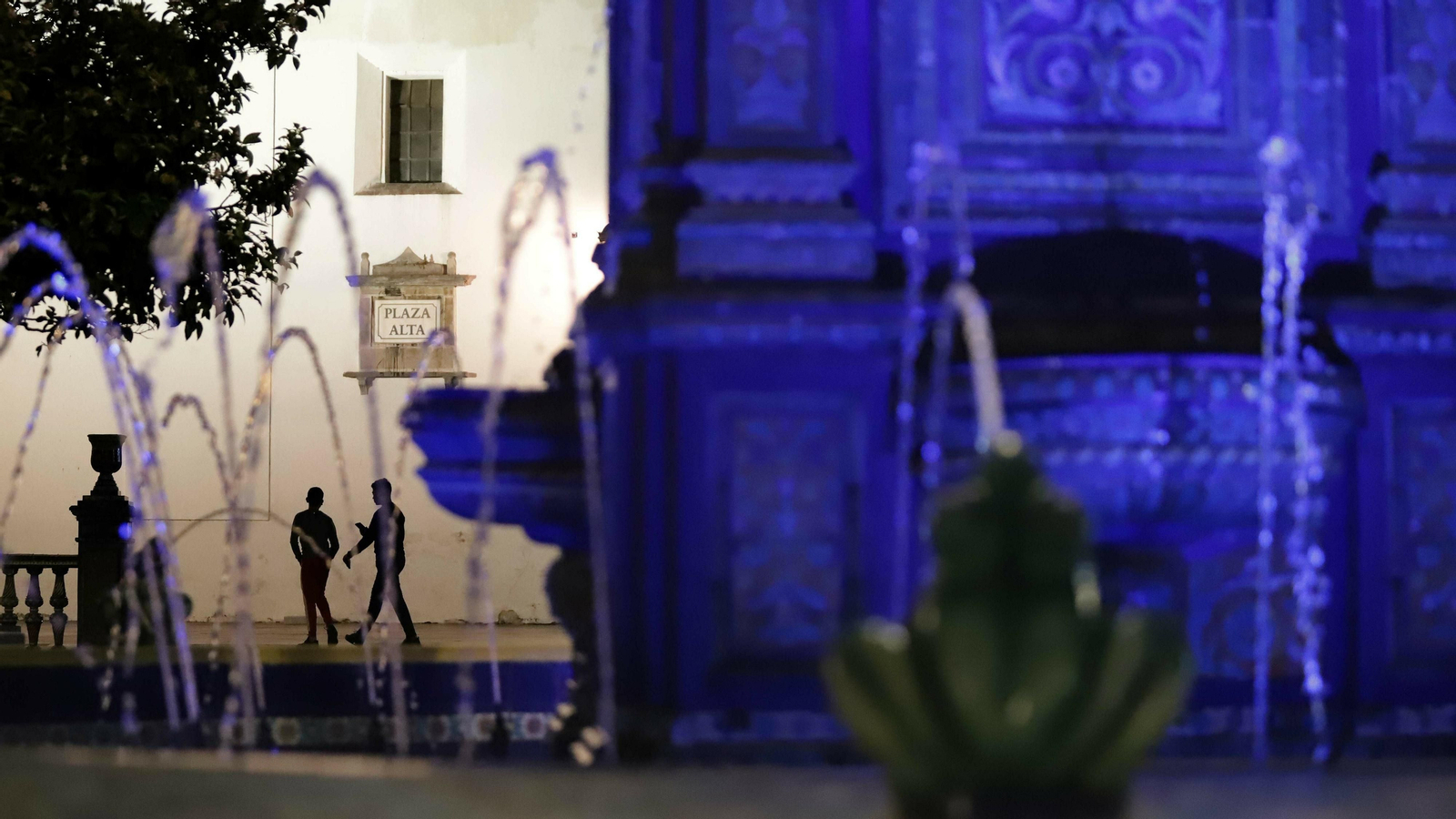 La fuente de la Plaza Alta iluminada por el Día Internacional del Autismo.