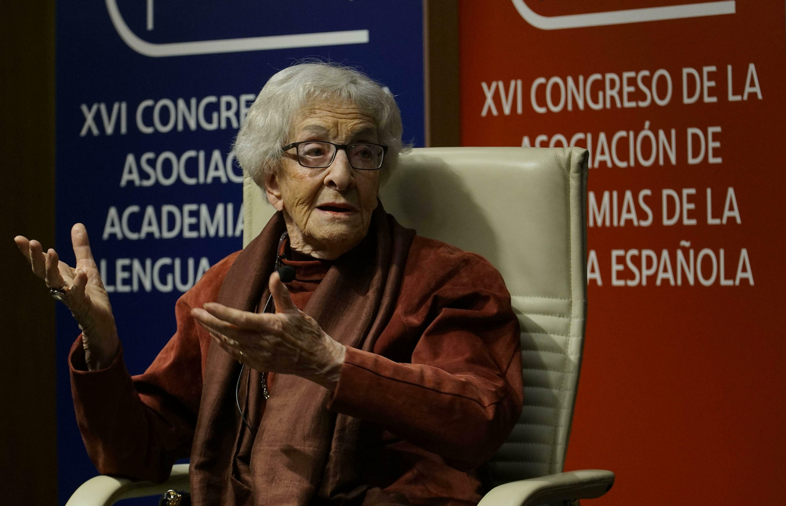 Ida Vitale (Montevideo, 1923) en la Sala Antonio Machado de la Fundación Cajasol, donde conversó con Wilfredo Penco.