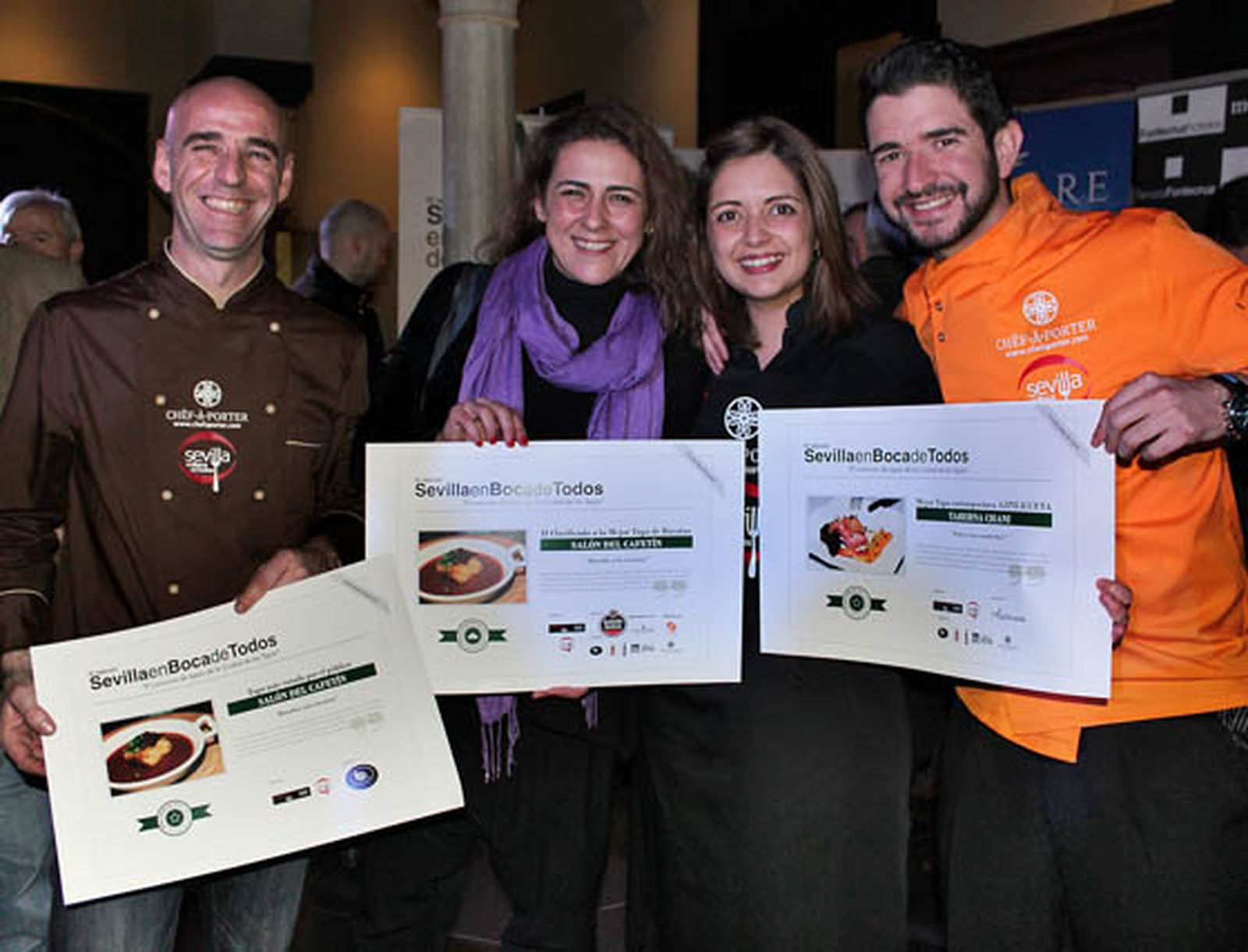Antonio López (chef) y Tere Muñoz del Salón del Cafetín, ganadores de dos premios (segunda mejor receta y tapa más votada), y Almudena y Javi Casillas, de Taberna Chani, premio ‘Mejor tapa contemporánea de Azpilicueta’.

Foto: Victoria Ramírez