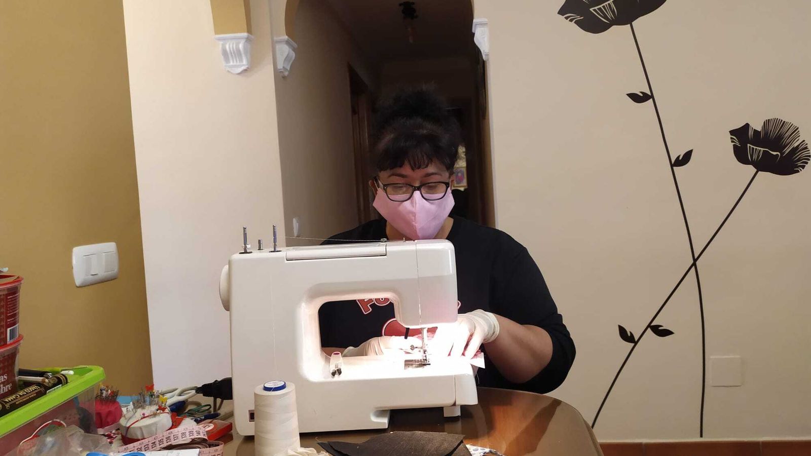Una de las vecinas de Churriana que confecciona mascarillas en su casa.