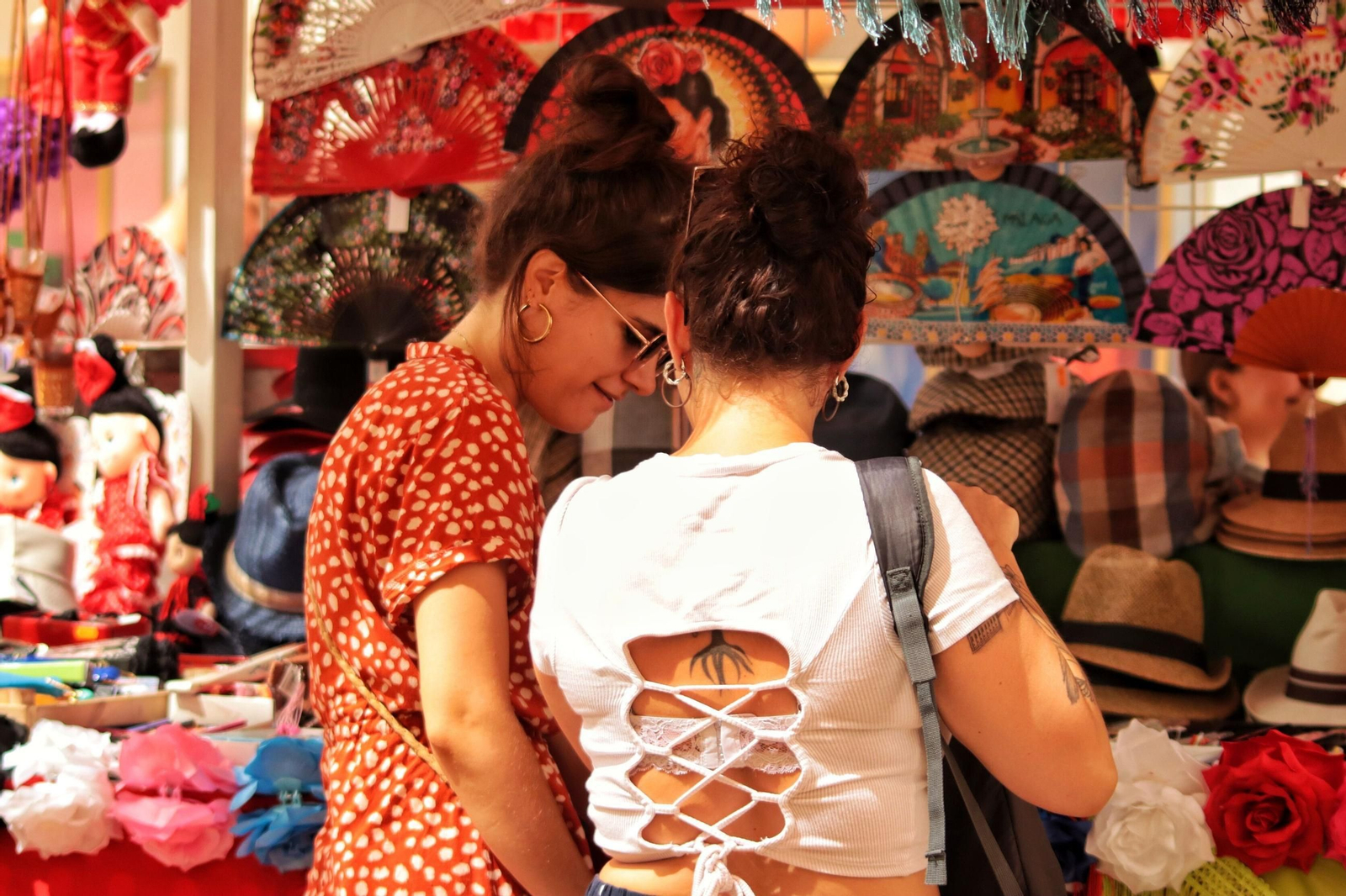 Los puestos de la Feria de Málaga cuentan con abanicos y sombreros, que son demandados en las jornadas de calor.