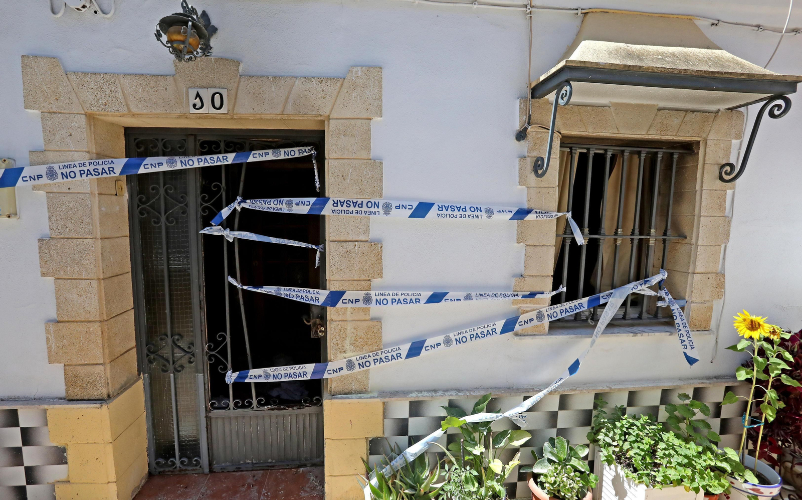 Imagen de la vivienda afectada por el incendio, que se declaró a las 3,45 horas de la madrugada de ayer.