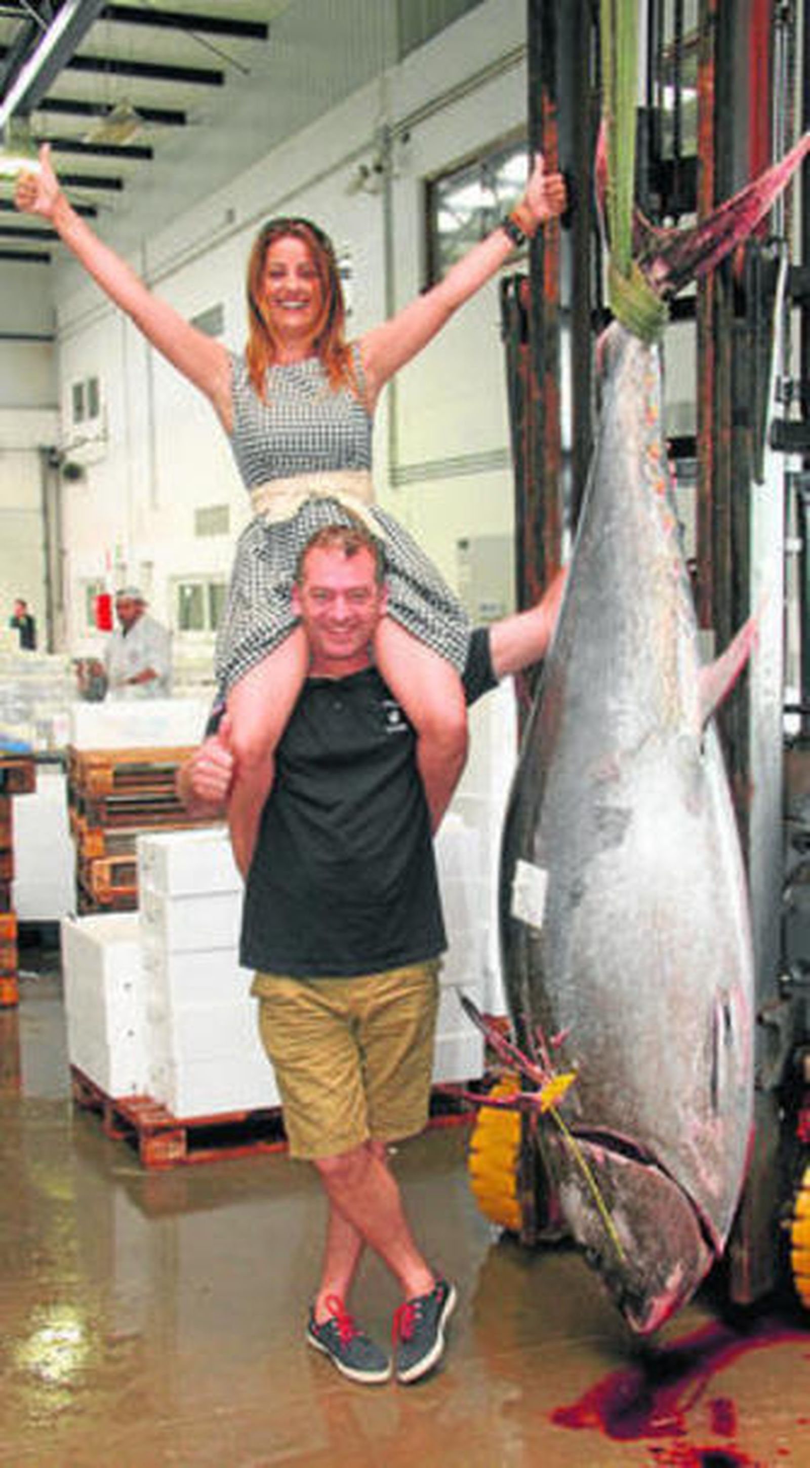 Pepe y María del Mar Ruiz posan con el Atún del Carmen de Zahara.