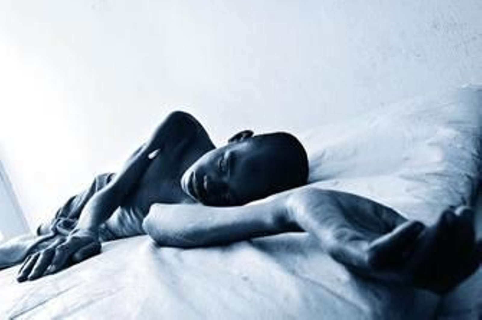 Víctima de la malnutrición en Birak, junto a la frontera de Darfur. Fotografía de Álvaro Ybarra Zavala incluida en la exposición 'Darfur. Imágenes contra la impunidad'.