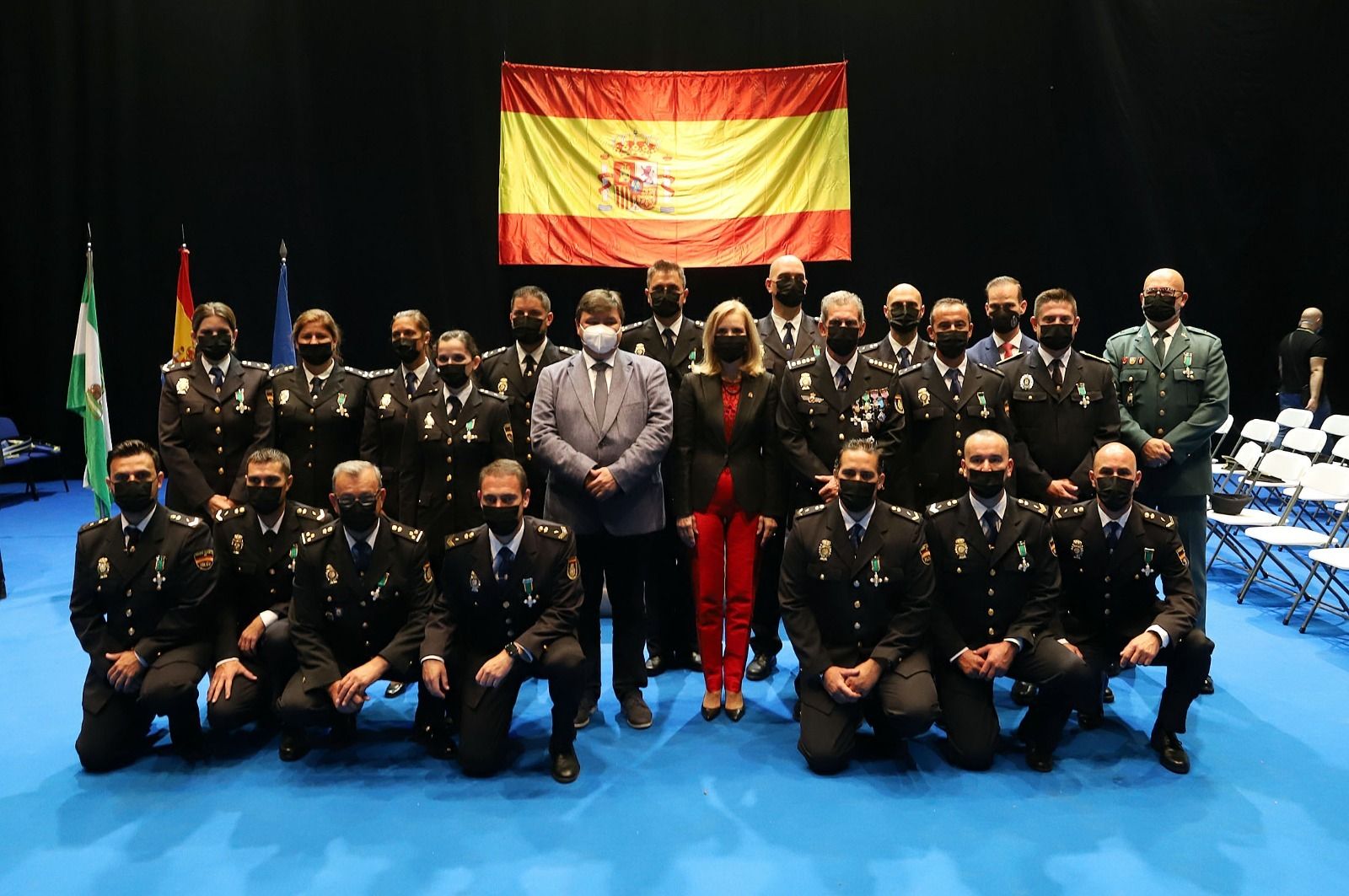 Foto de familia con los condecorados en la festividad de la Policía Nacional.