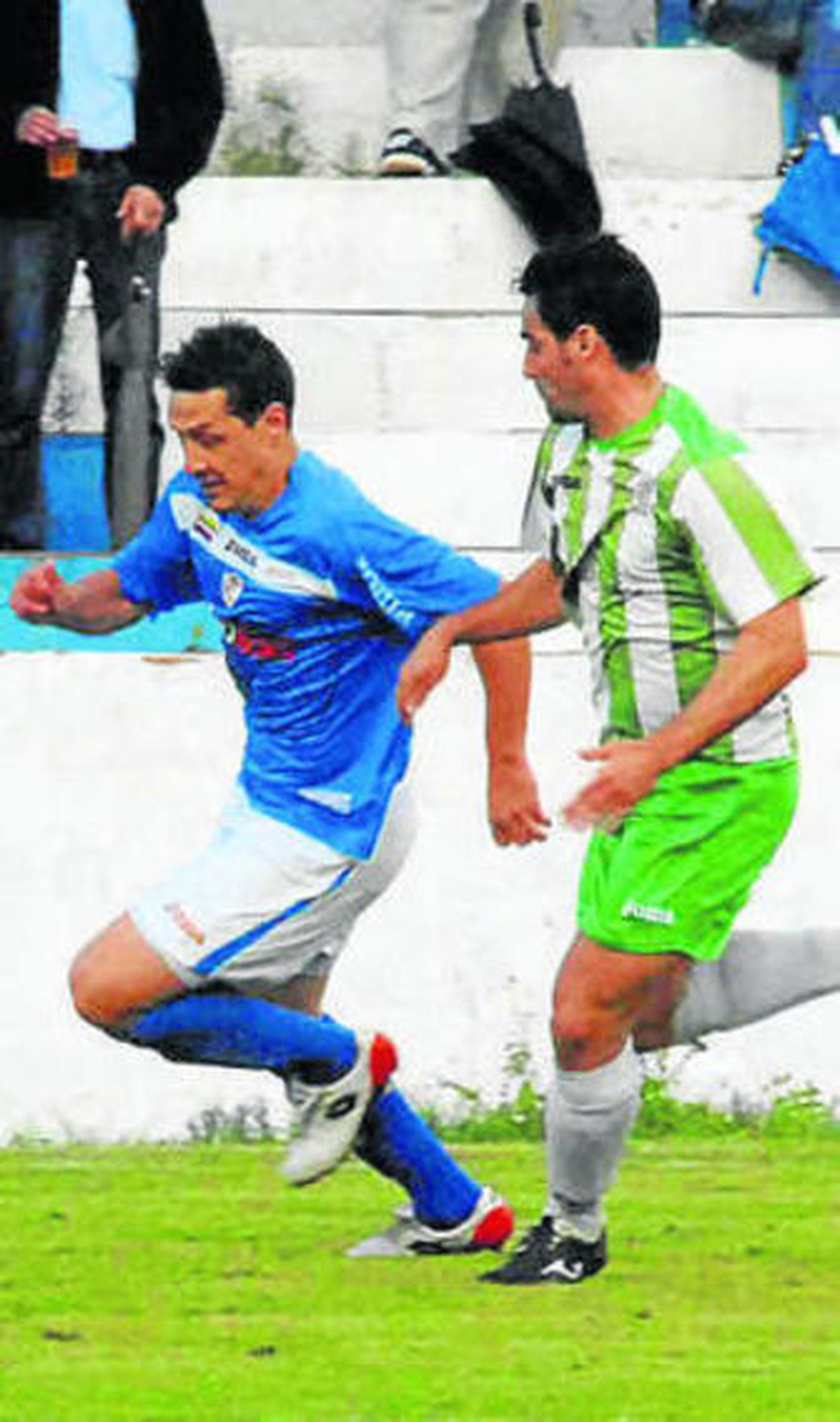 Un huercalense presiona a un rival.