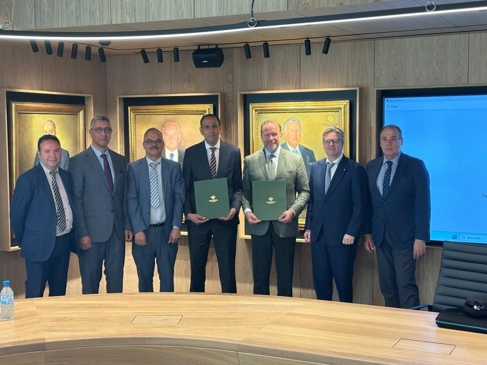 Directivos de Caja Rural del Sur y de Boa Euroservices, tras la firma del acuerdo.