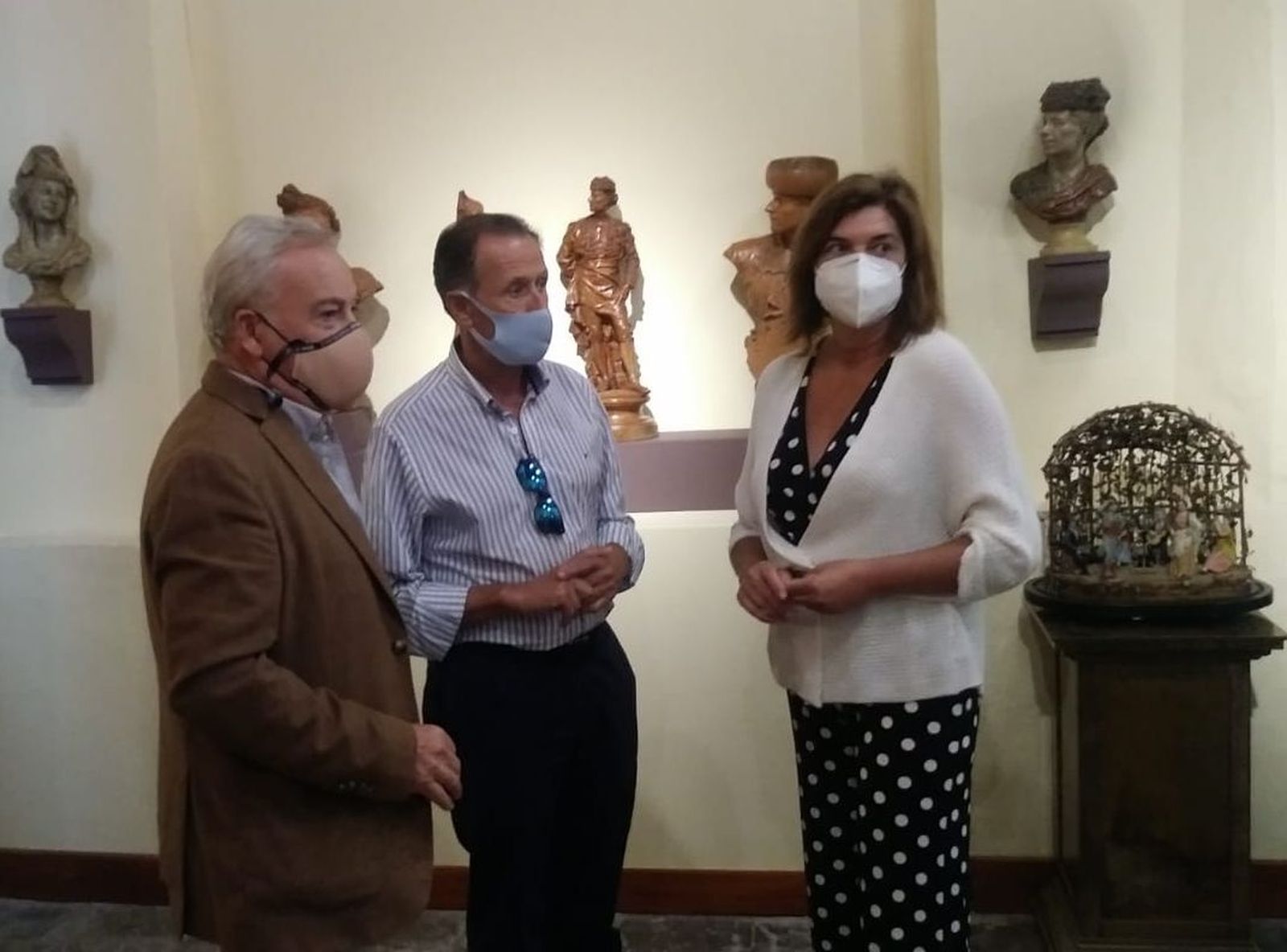 José María Román con Pepa Vela y Pedro Leal durante la visita a las instalaciones.