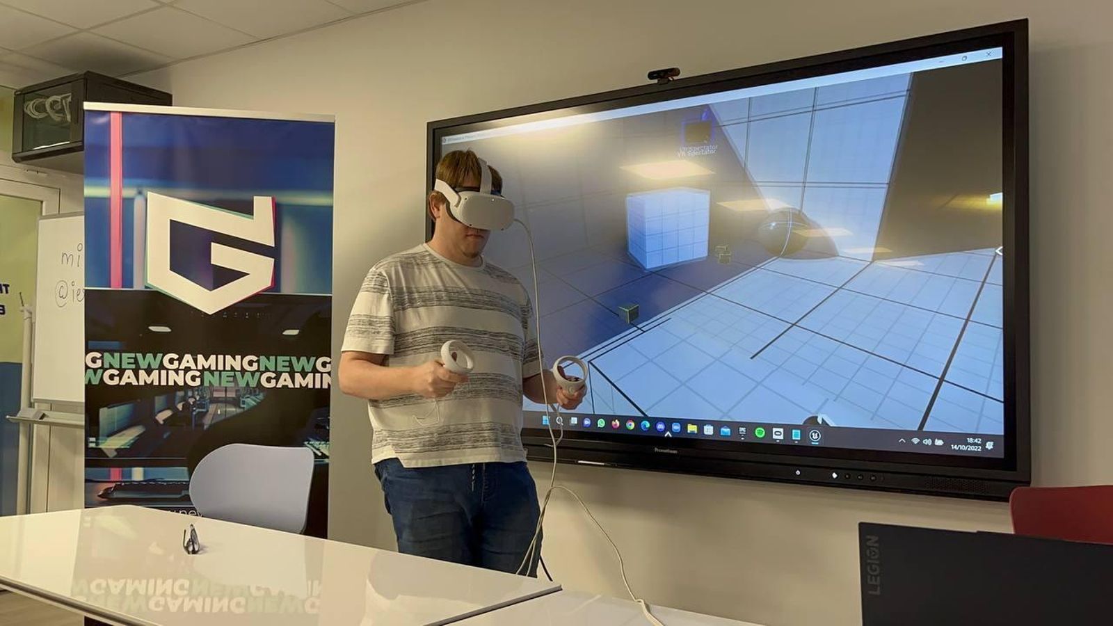 Joven probando las gafas de realidad virtual de la empresa New Gaming. Joven probando las gafas de realidad virtual de la empresa New Gaming.