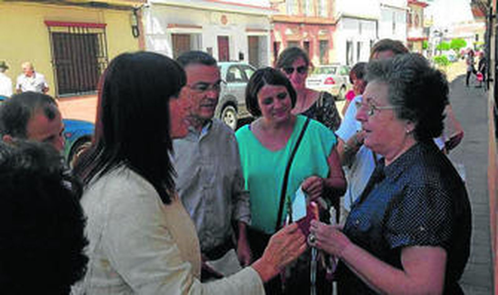 Micaela Navarro e Ignacio Caraballo conversan con una vecina.